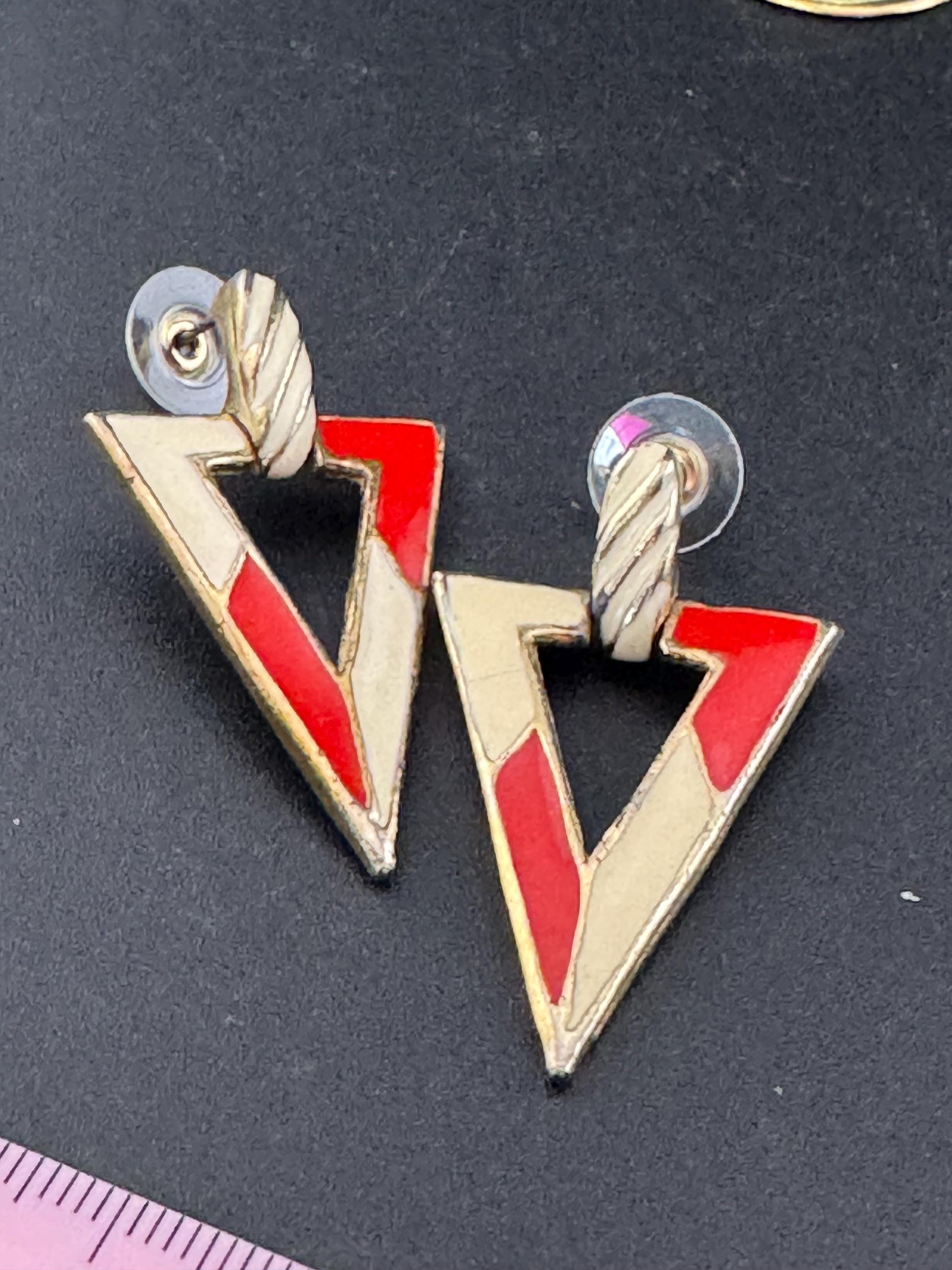 Vintage 1980s red and cream enamel triangular door knocker earrings for pierced ears, gold tone