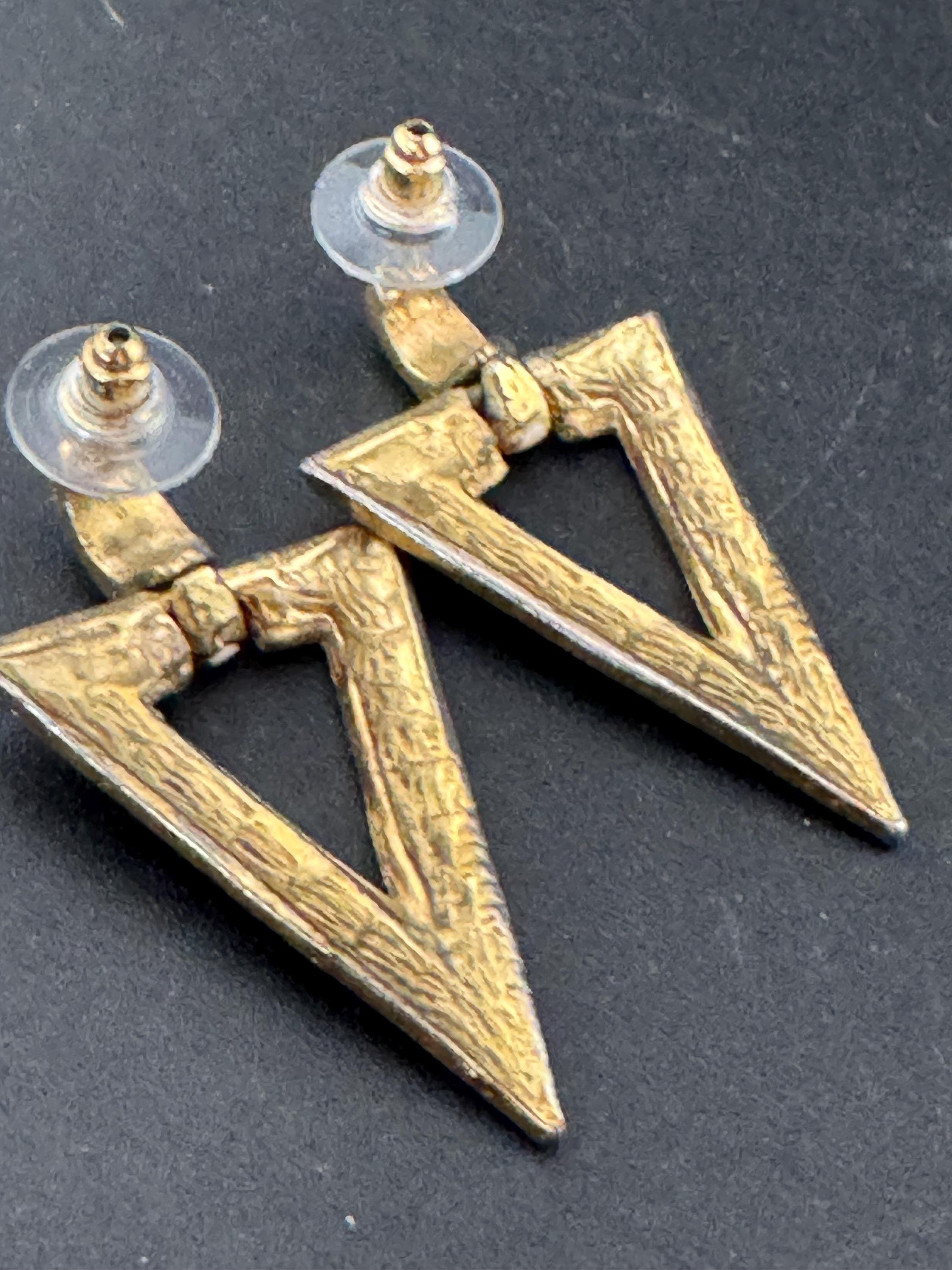 Vintage 1980s red and cream enamel triangular door knocker earrings for pierced ears, gold tone