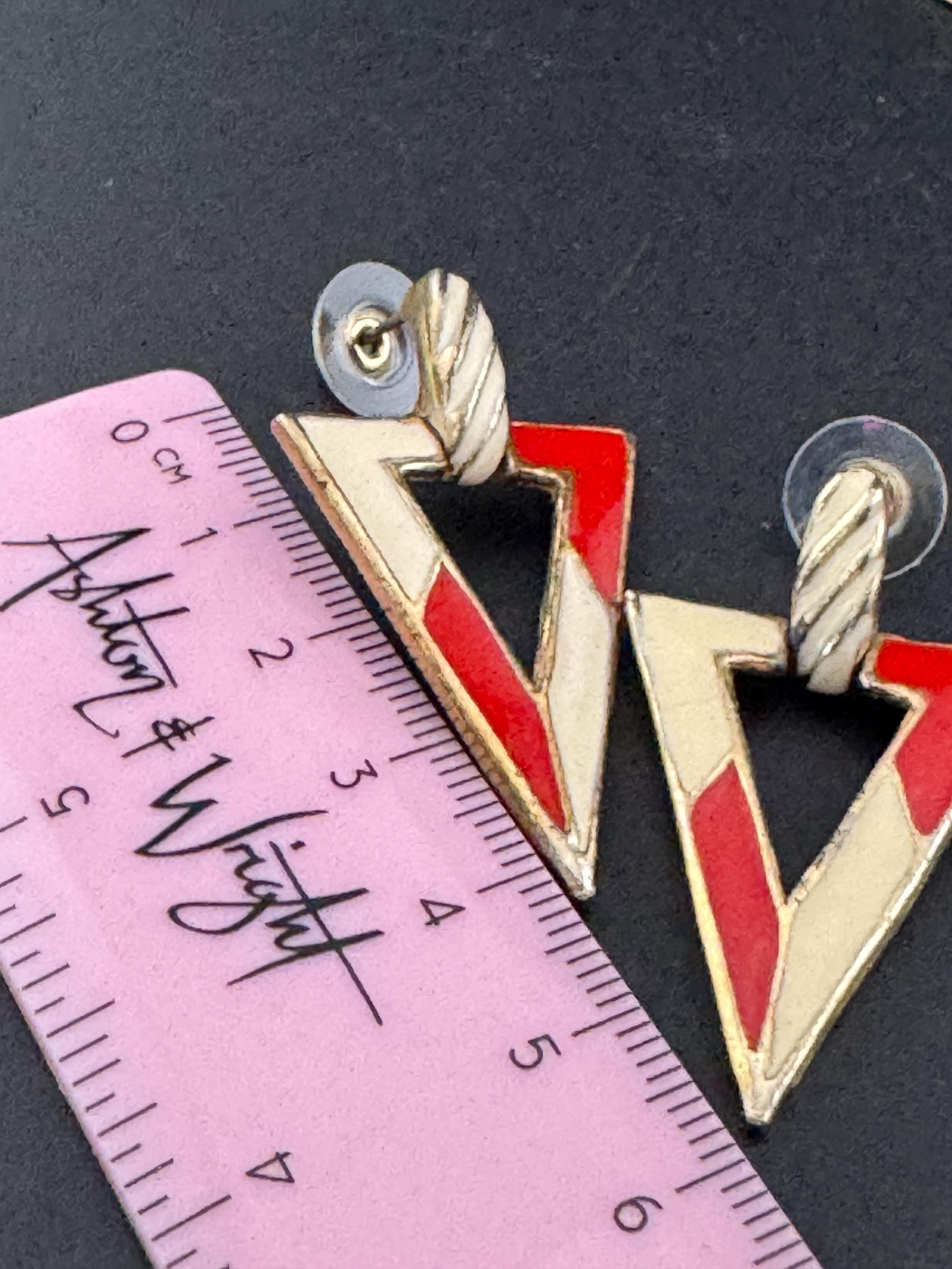 Vintage 1980s red and cream enamel triangular door knocker earrings for pierced ears, gold tone