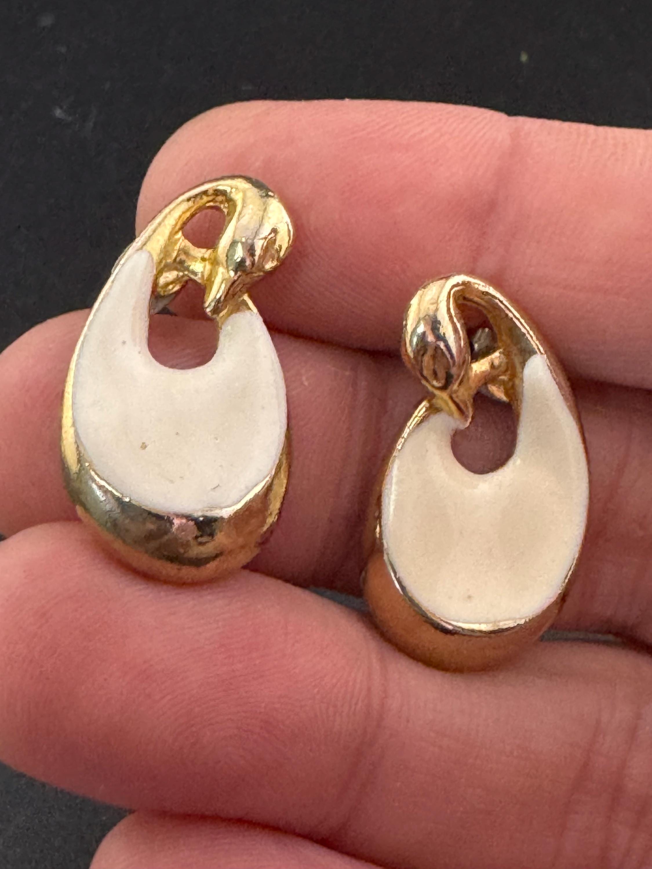 Vintage1980s nud cream enamel abstract swan studs for pierced ears gold tone