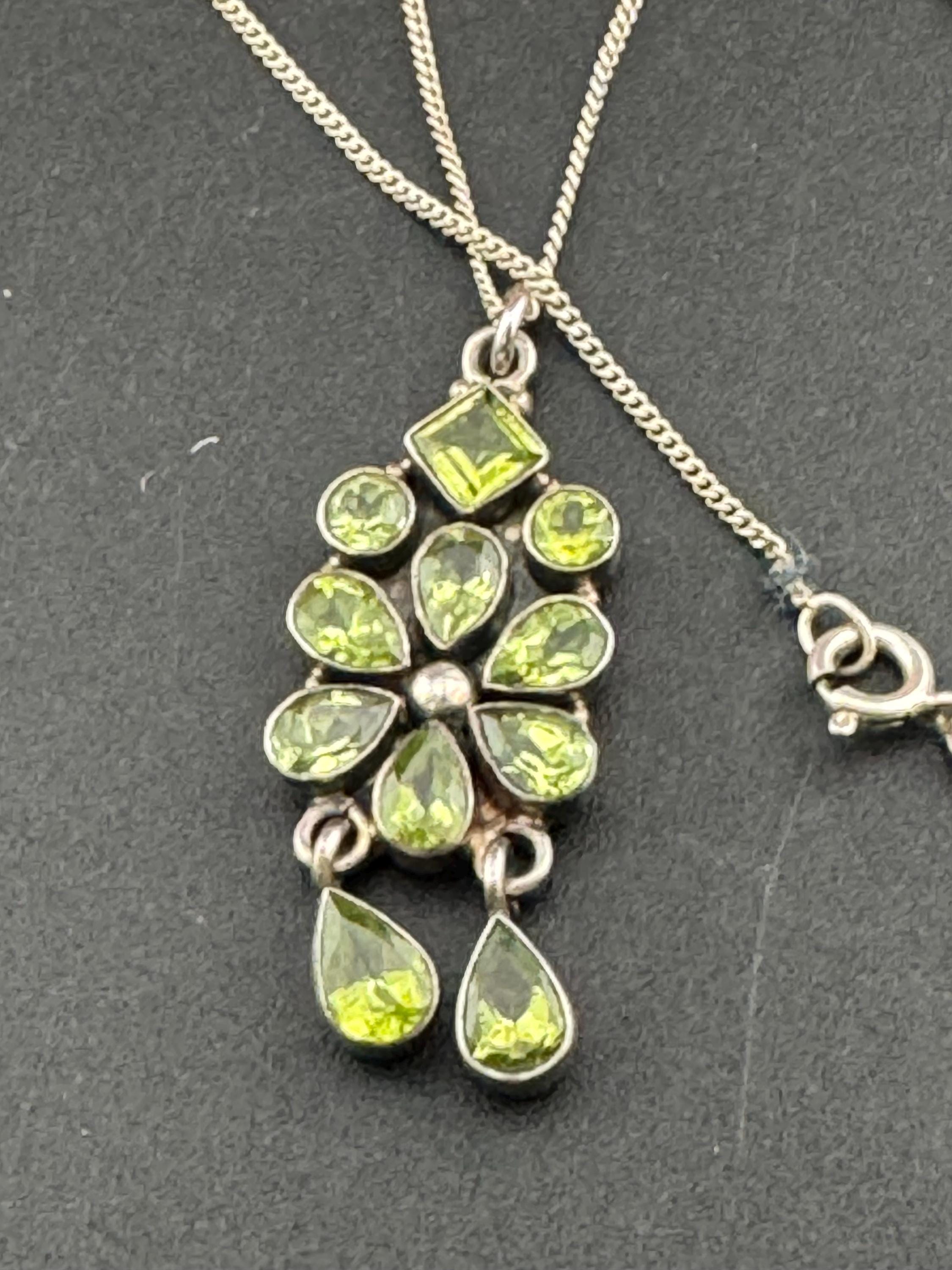 Vintage sterling silver and green peridot genstone modernist pendant necklace on 41cm 925 silver chain