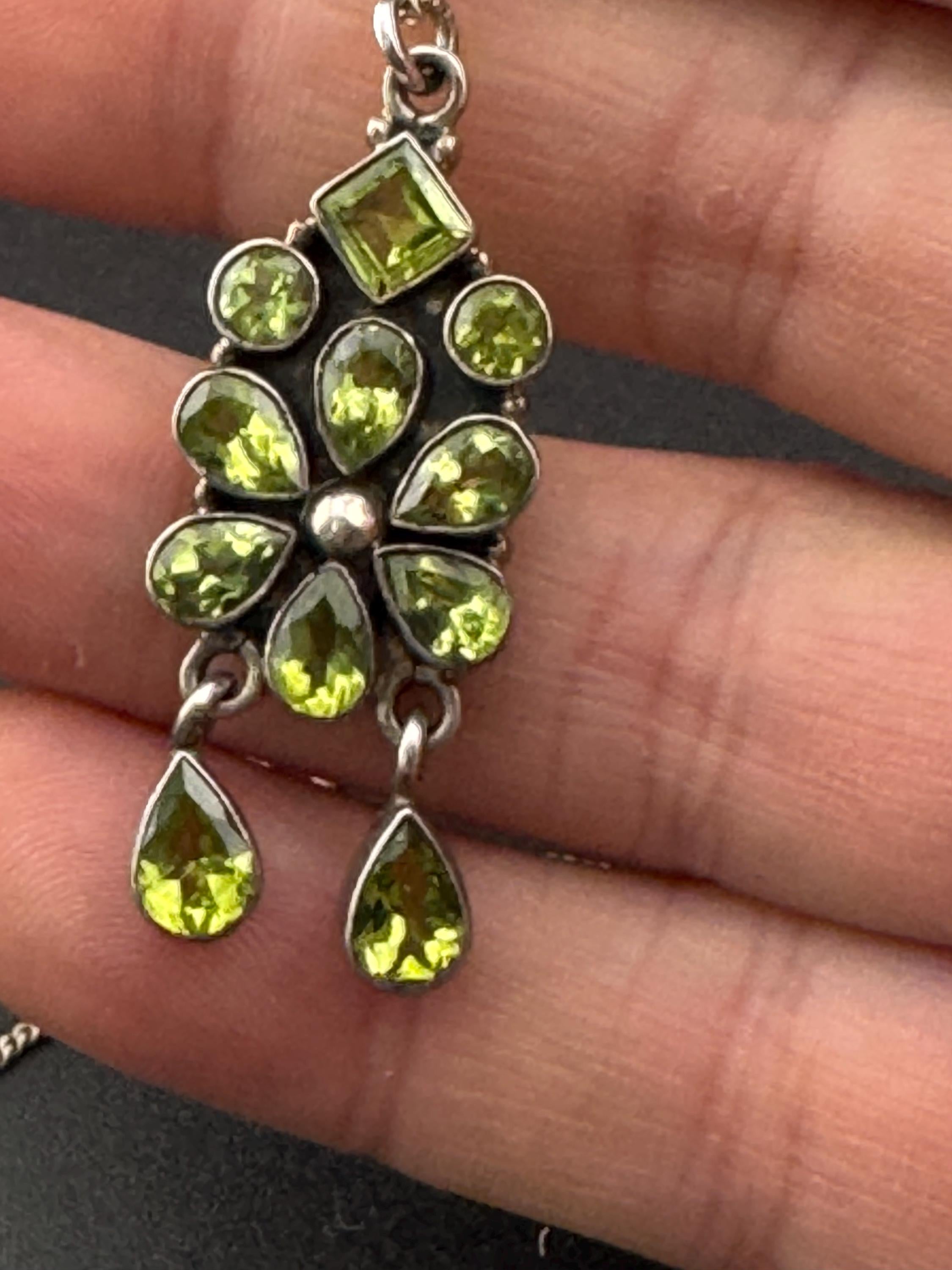 Vintage sterling silver and green peridot genstone modernist pendant necklace on 41cm 925 silver chain