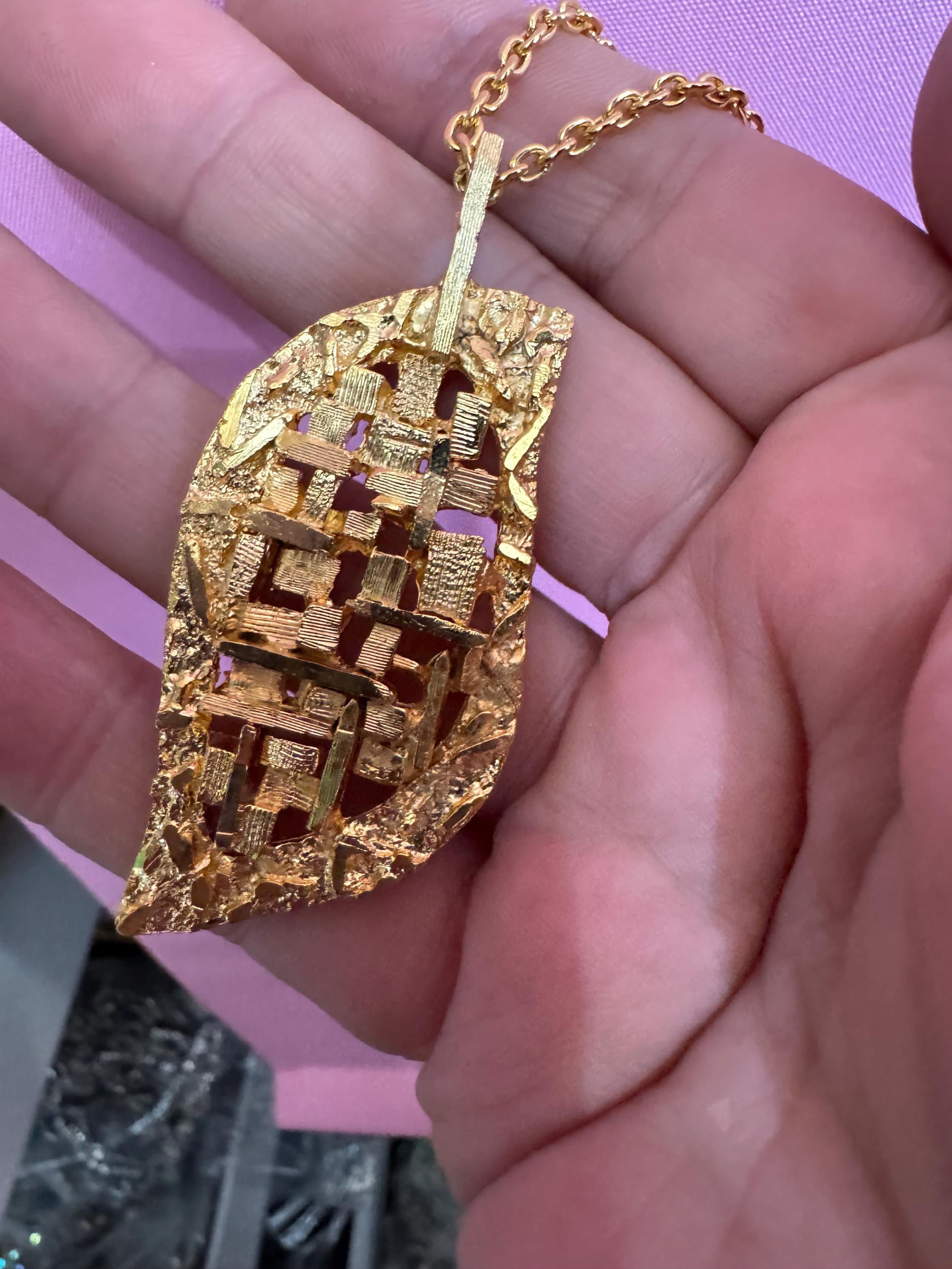 vintage Modernist gold tone brutalist abstract textured pendant necklace on 68cm chain