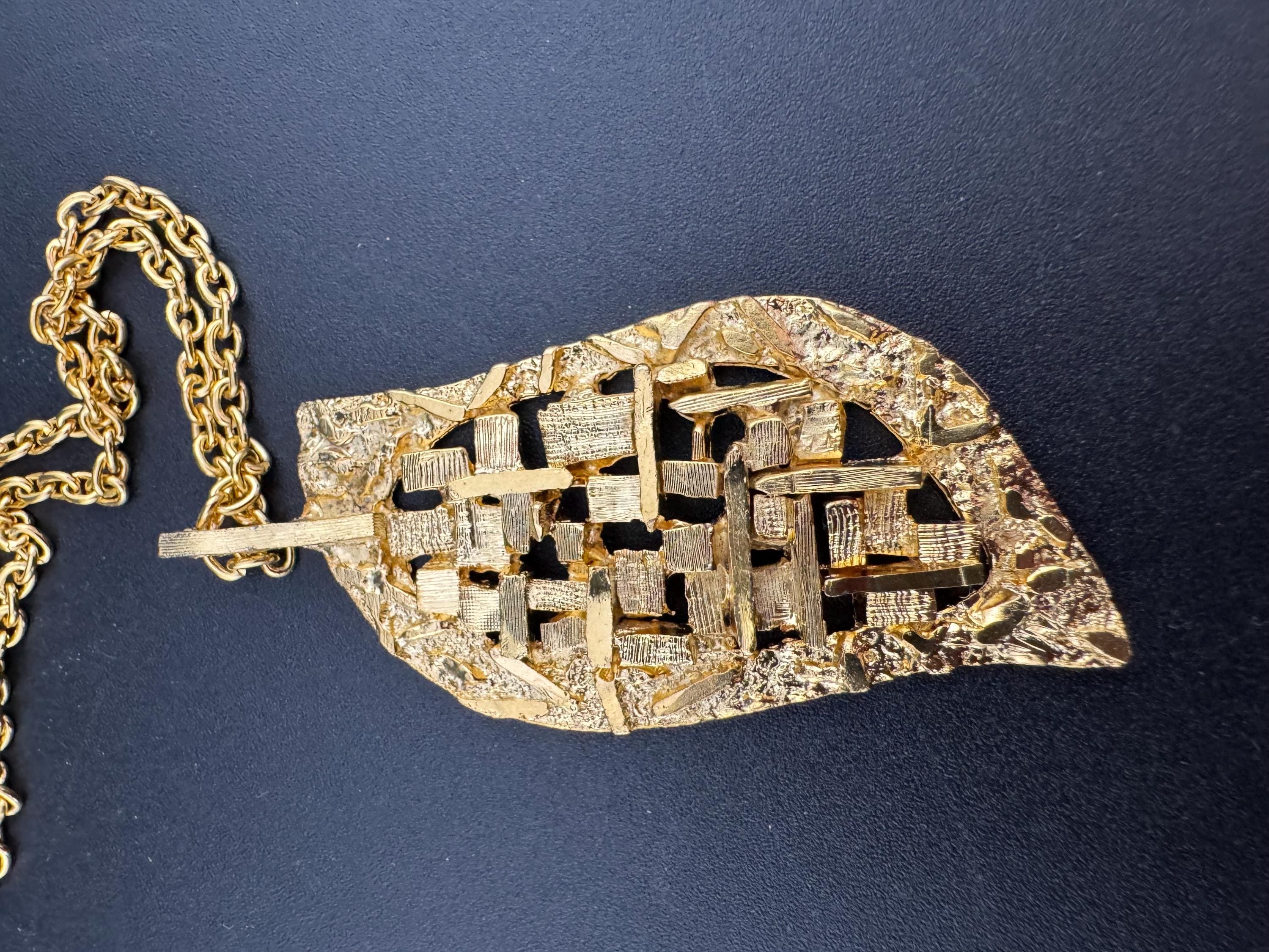 vintage Modernist gold tone brutalist abstract textured pendant necklace on 68cm chain