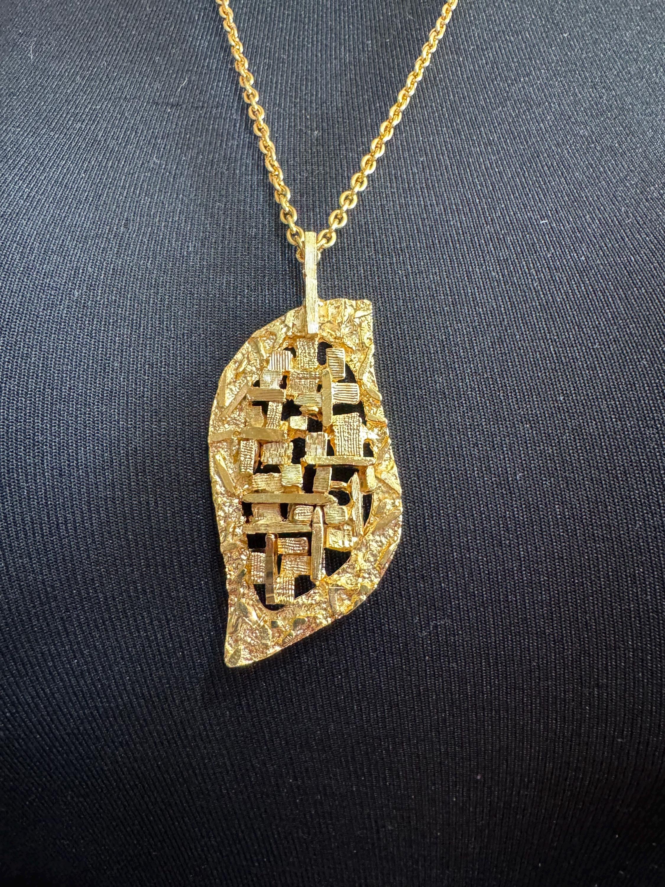 vintage Modernist gold tone brutalist abstract textured pendant necklace on 68cm chain