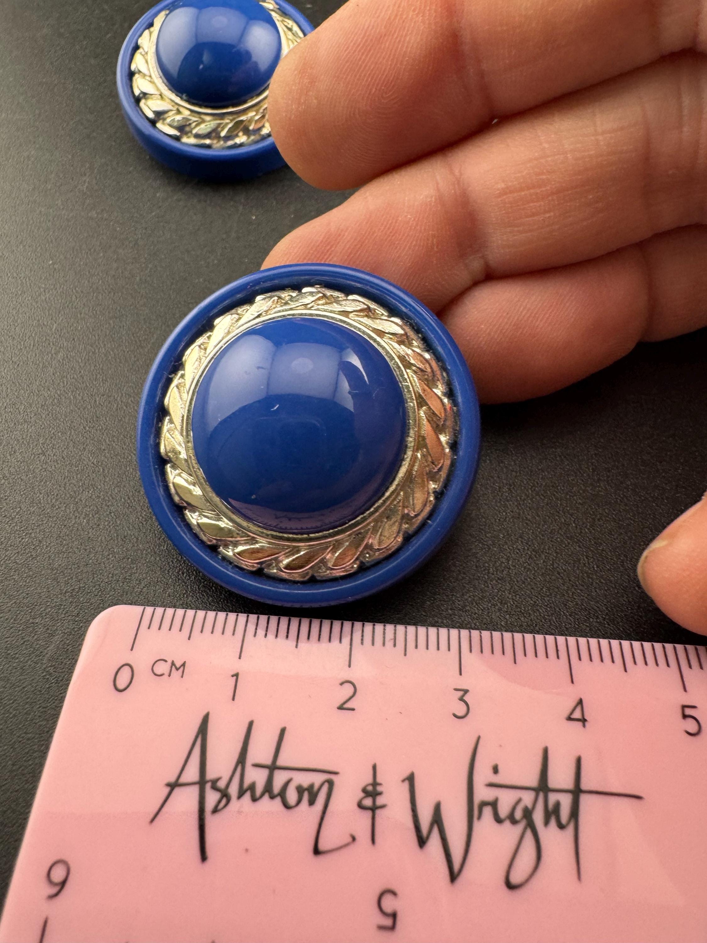 Oversized blue plastic disc pierced earrings with silver tone rope edge centre, big studs