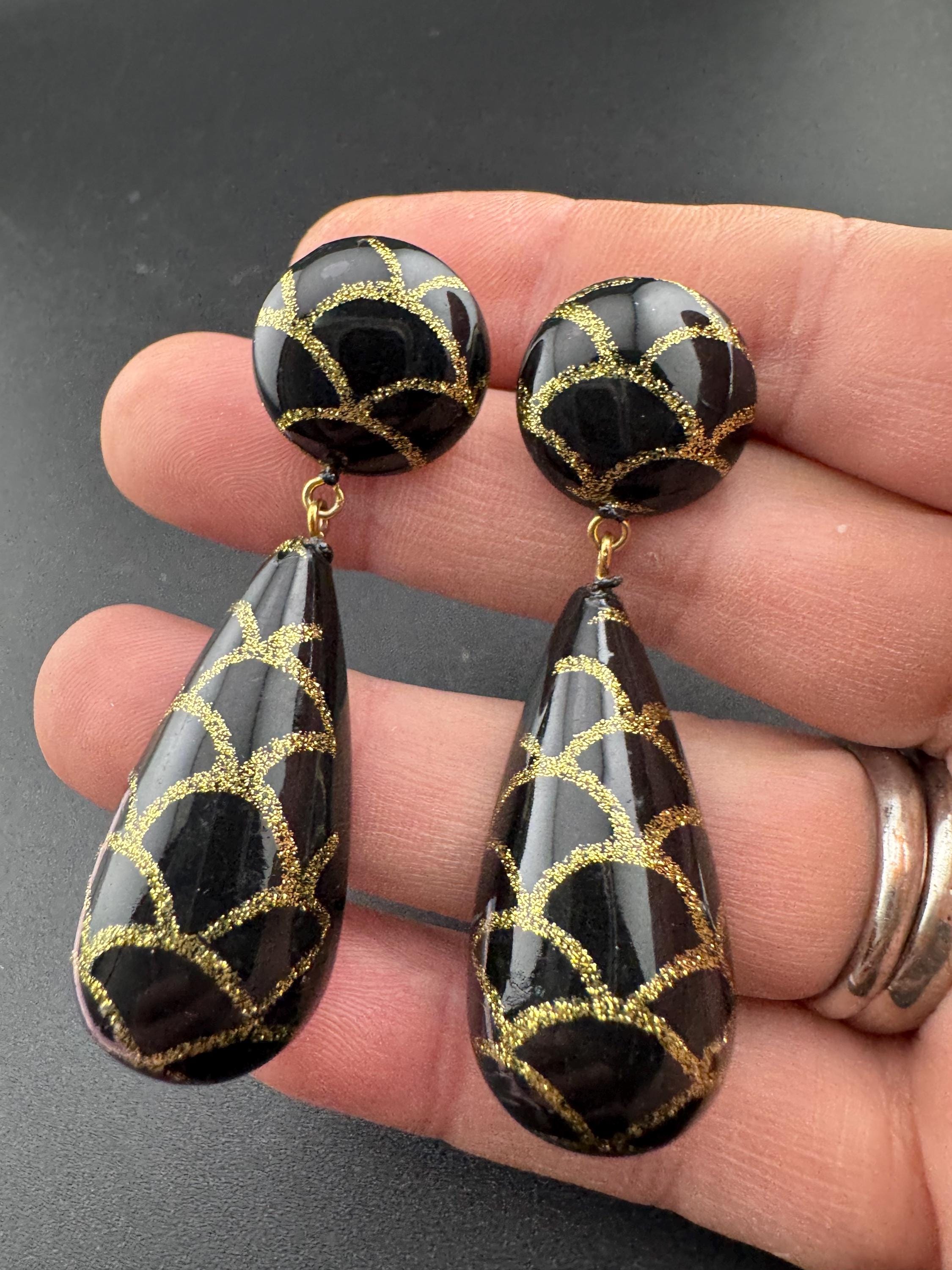 Retro 1980s Plastic boack and glittery gold teardrop dangly drop earrings for pierced ears, 80s fashion
