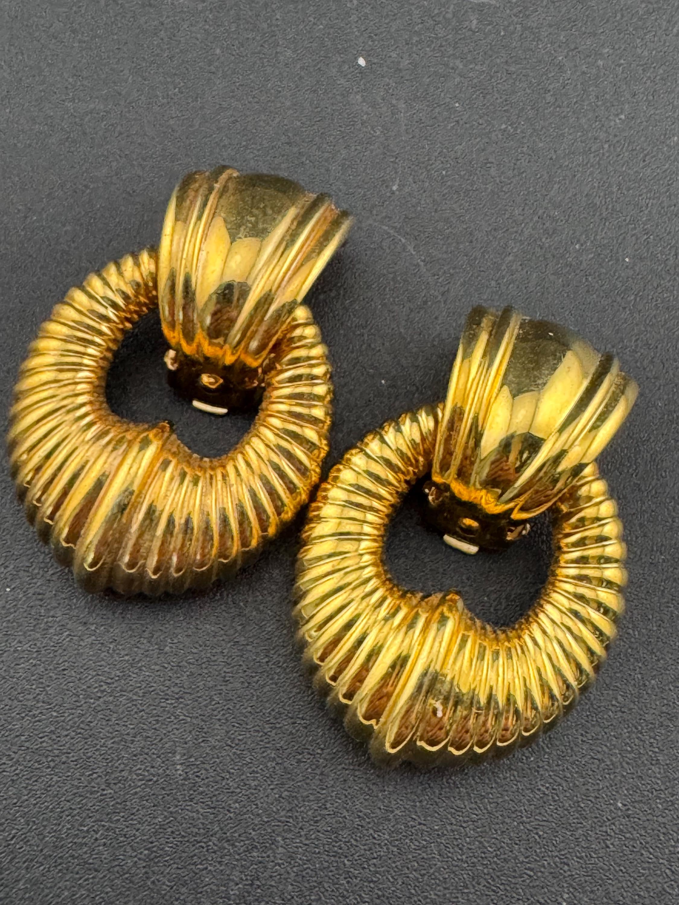 Vintage gold tone clip on chunky chain link drop clip on door knocker earrings 1980s statement