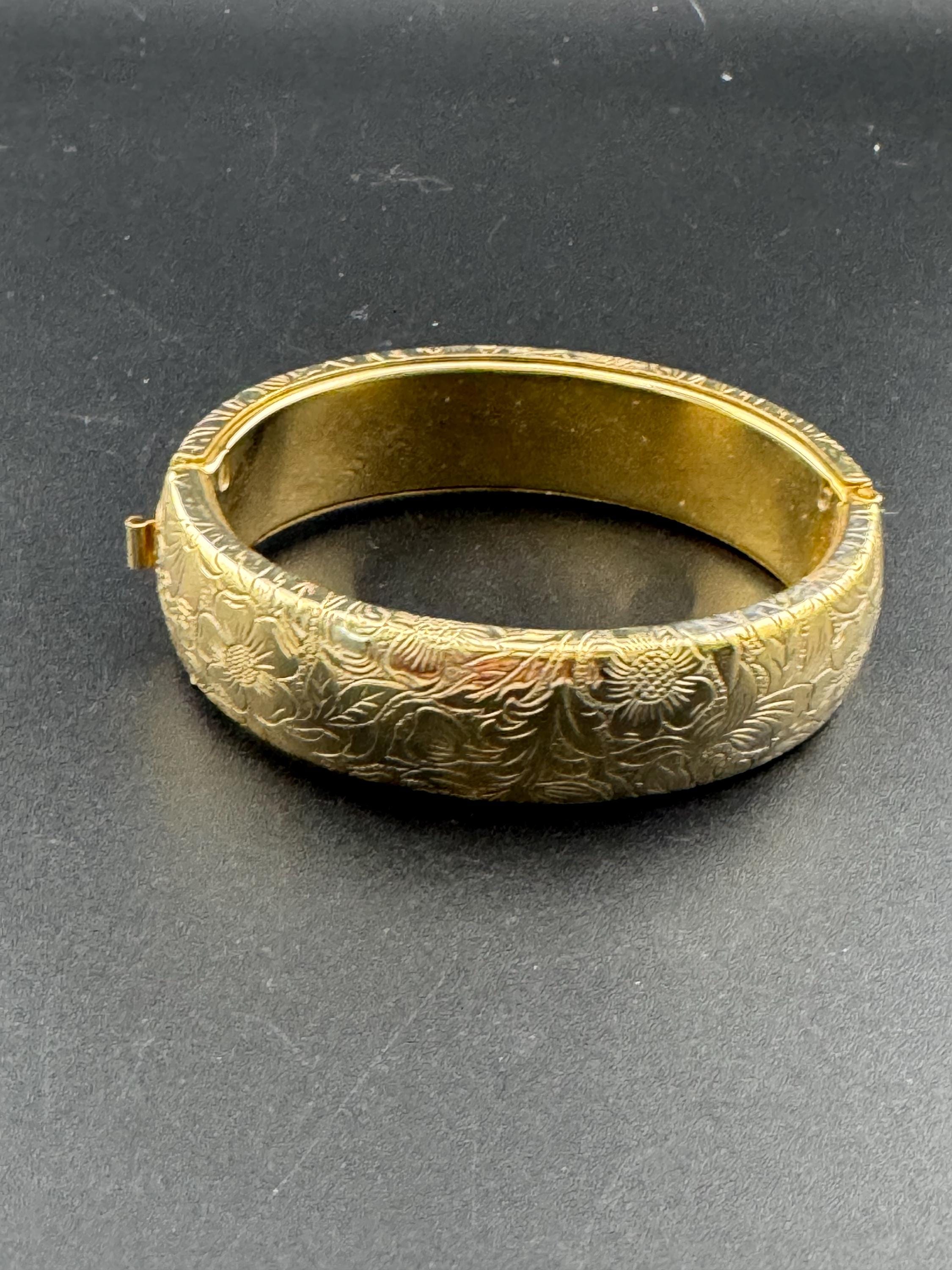 Vintage retro modernist gold tone wide clamper cuff wrist bangle etched floral 1970s