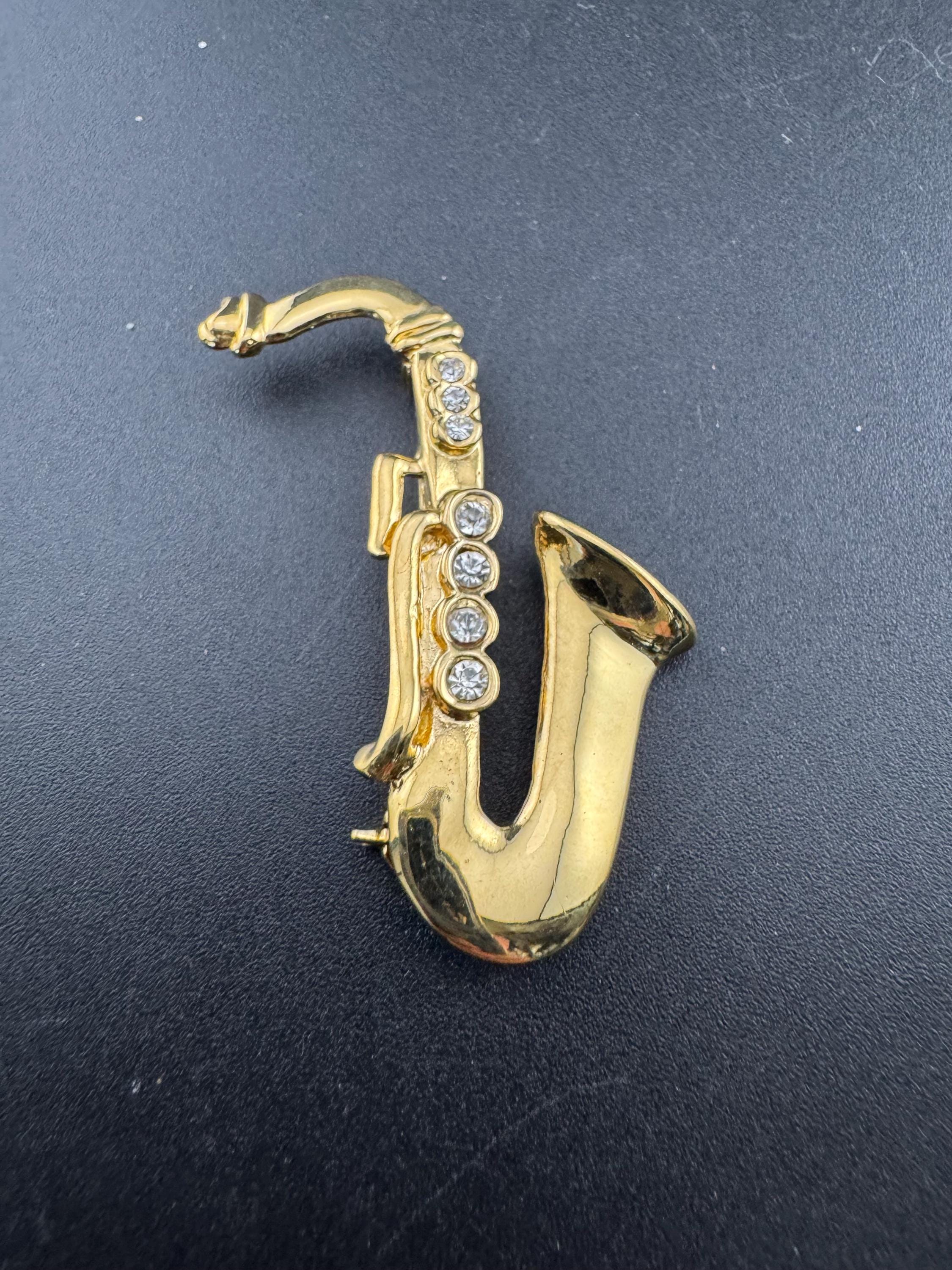 retro 6cm novelty gold tone saxophone brooch with clear crystals and roll clasp