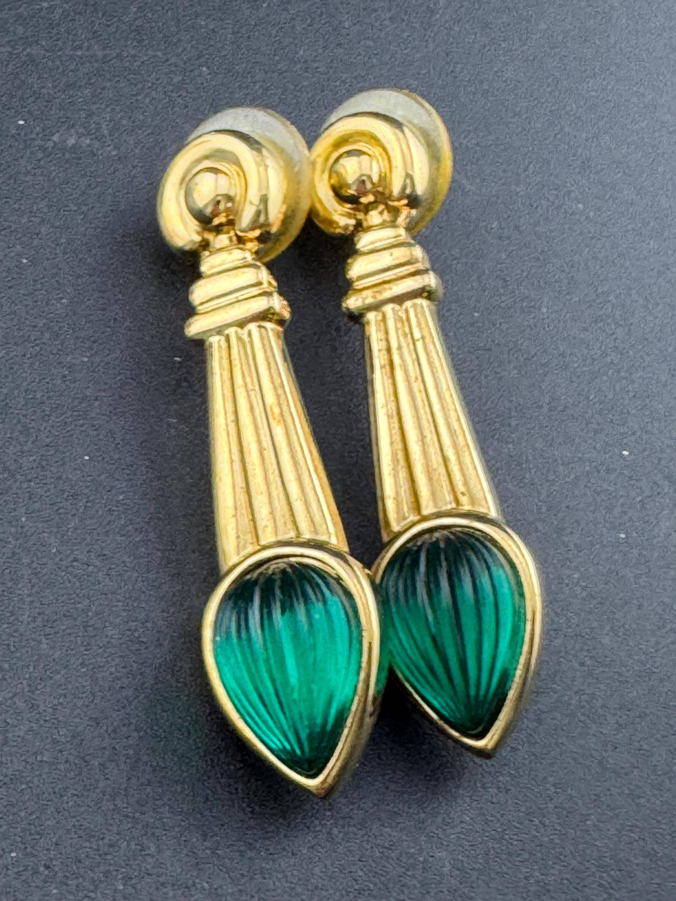 Vintage gold tone Etruscan style emerald cabochon dangly drop pillar earrings for pierced ears