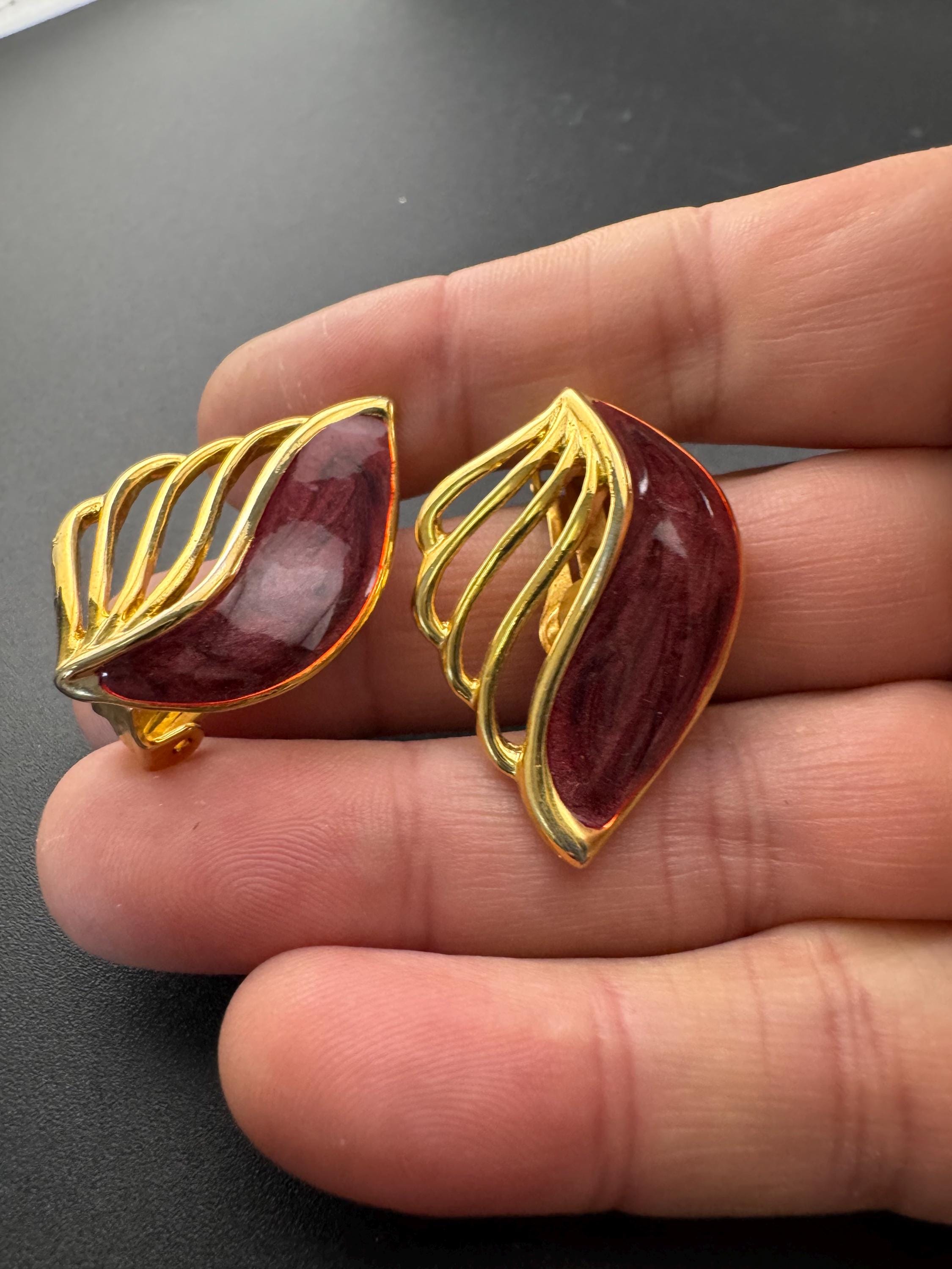 Vintage 1980s purple red enamel and 3cm abstract leaf shaped Clip On Gold Tone Stud Earrings