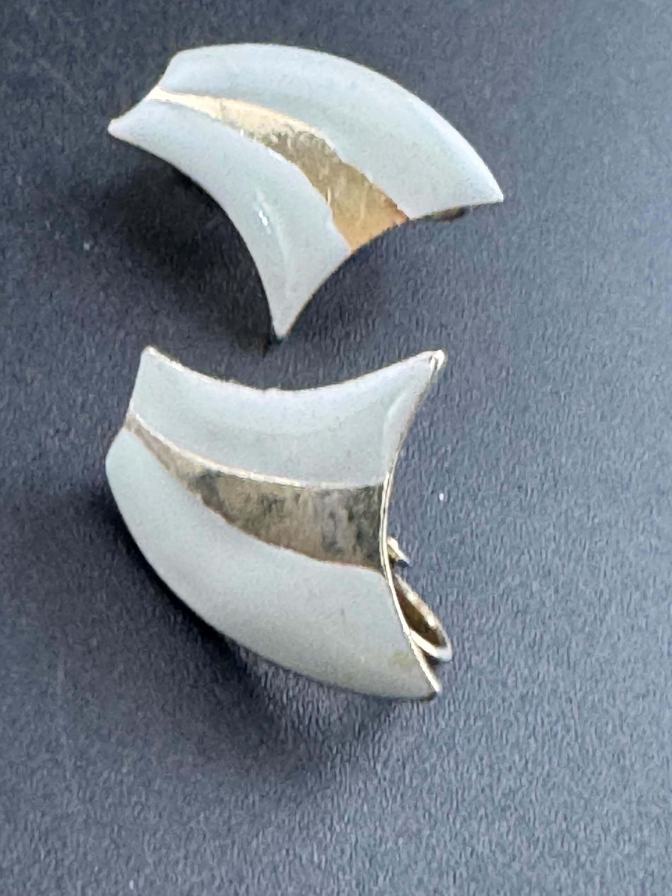 Vintage small Gold tone putty light grey enamel large abstrsct Clip on earrings 1980s 1990s