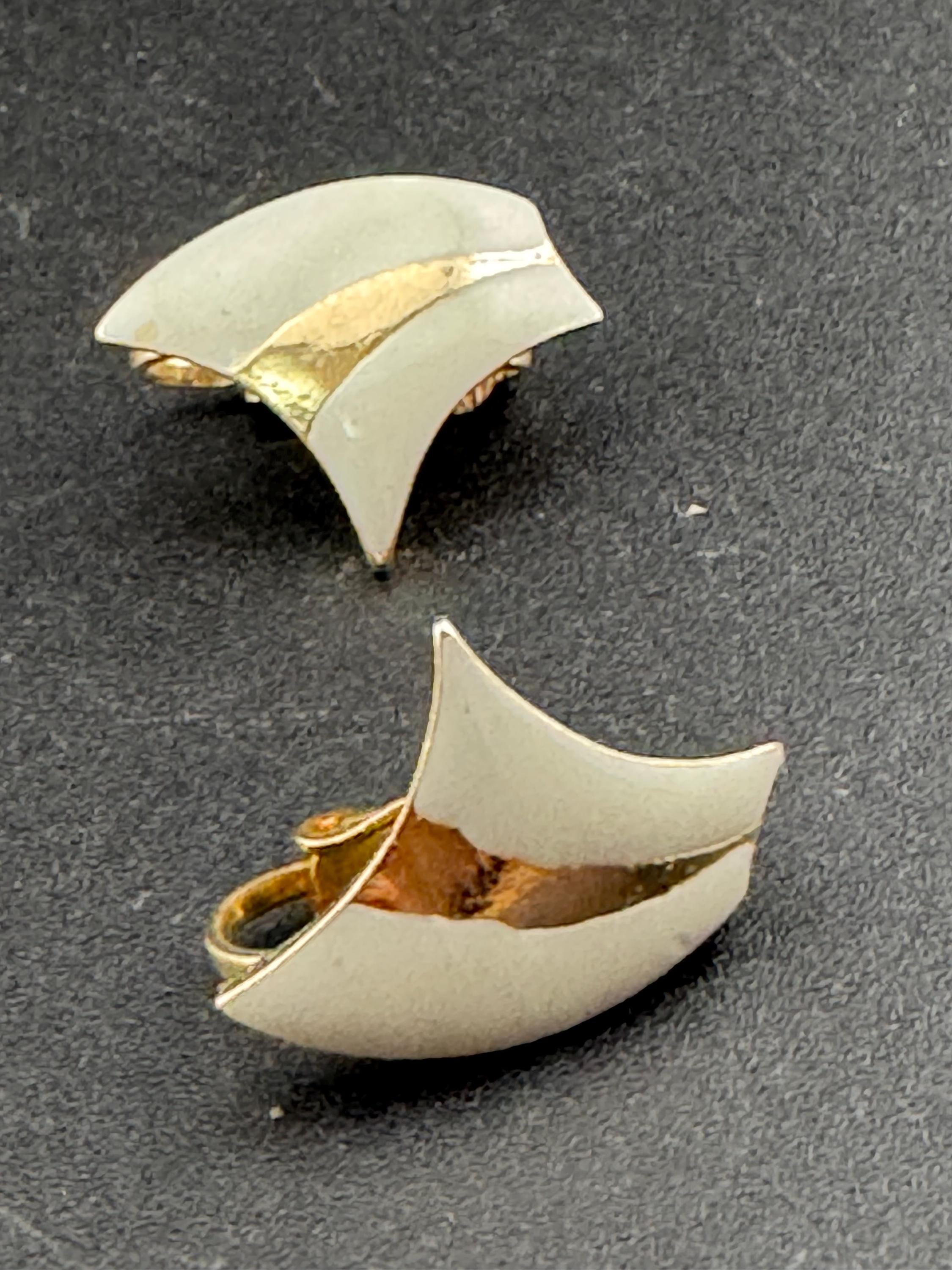Vintage small Gold tone putty light grey enamel large abstrsct Clip on earrings 1980s 1990s