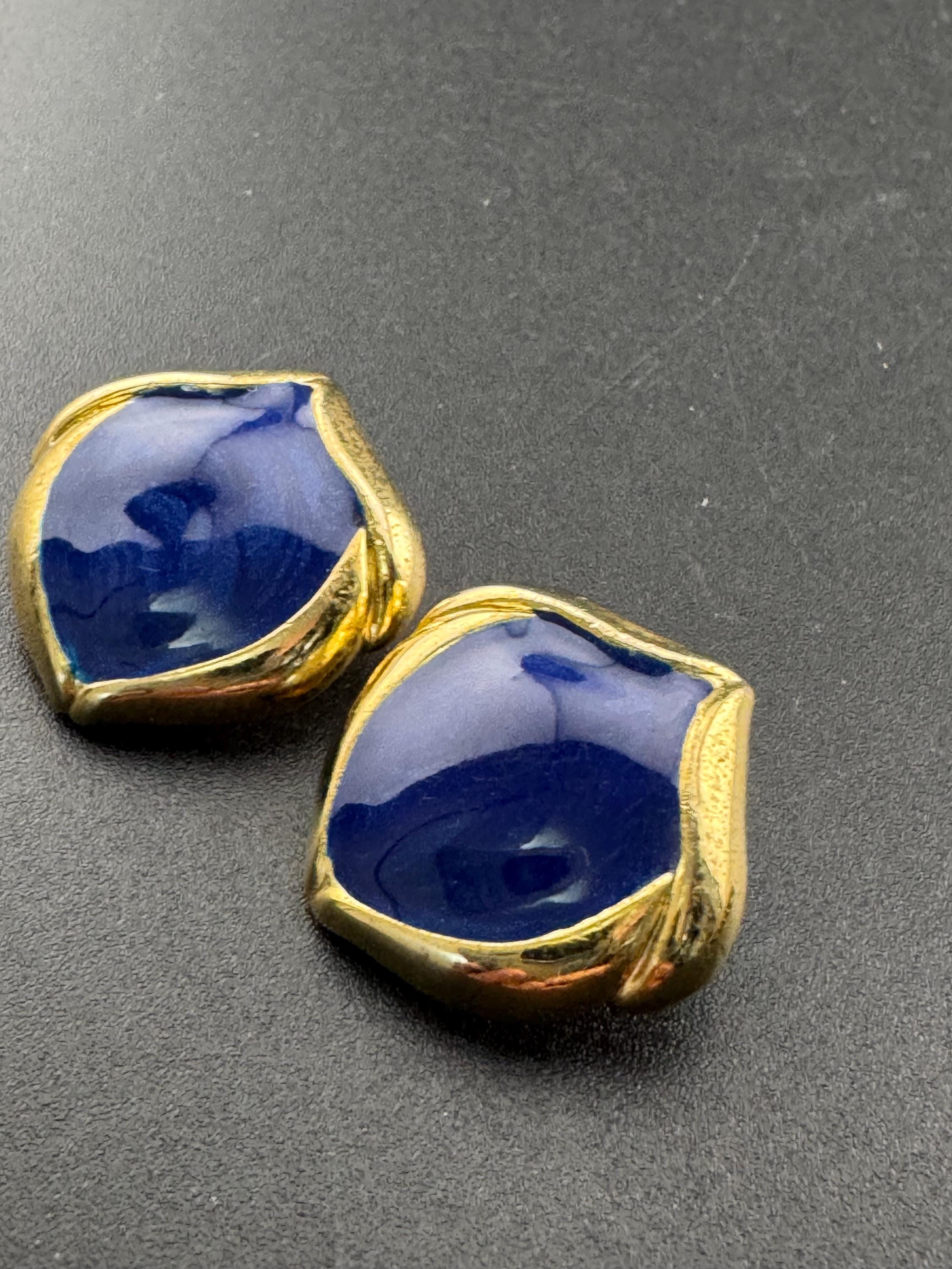 Vintage 1980s classic Navy blue enamel Clip On round Gold Tone Stud Earrings