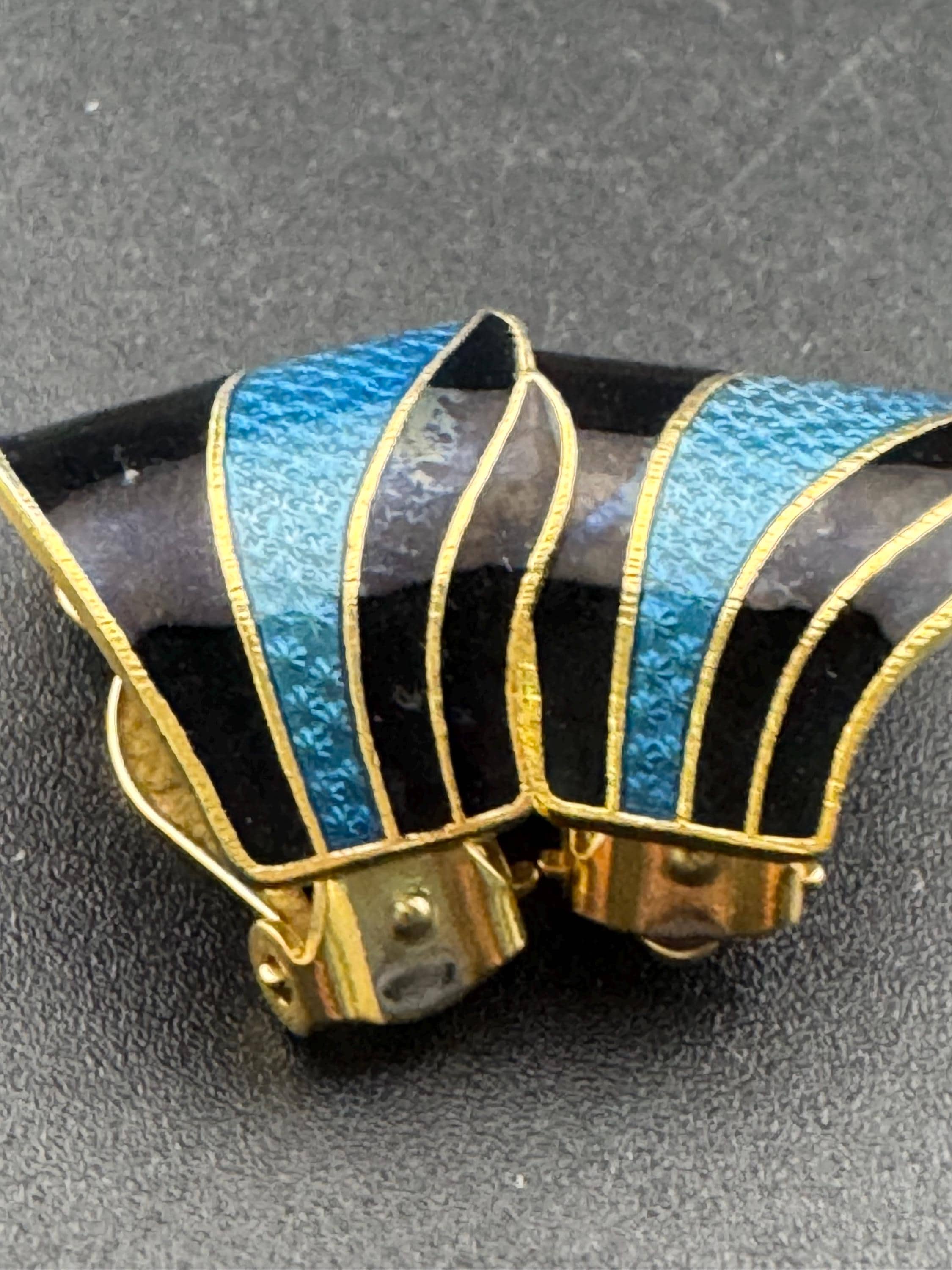 Vintage Retro pair navy blue and white cloisonné enamel geometric  half hoop curved clip on earrings gold tone