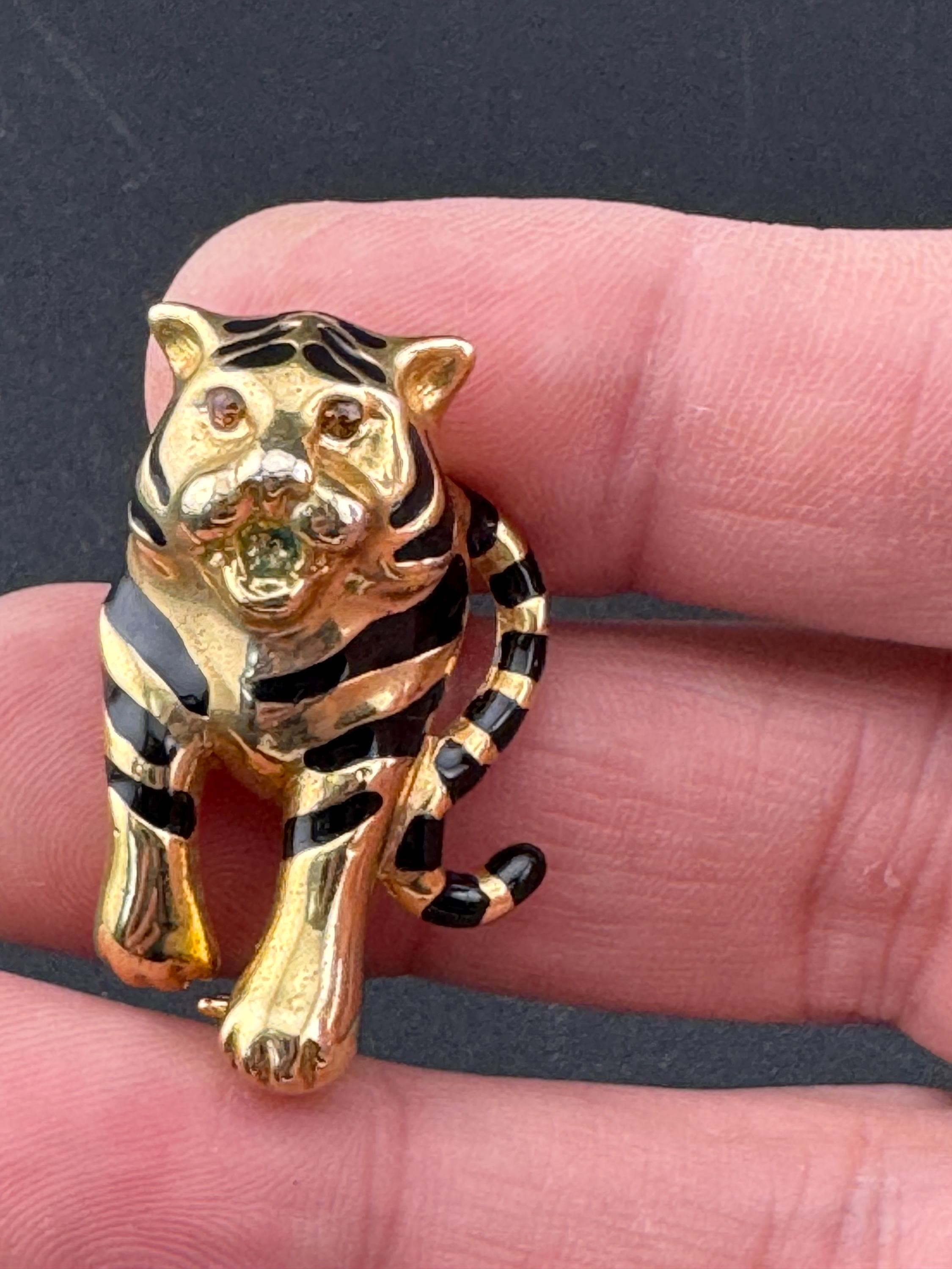 Vintage black enamel leopard brooch, gold plated metal, Big Cat jewellery