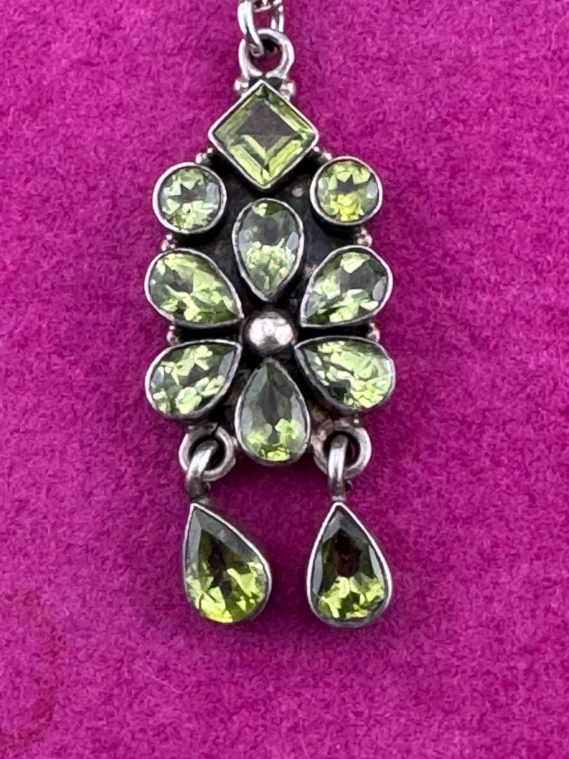 Vintage sterling silver and green peridot genstone modernist pendant necklace on 41cm 925 silver chain