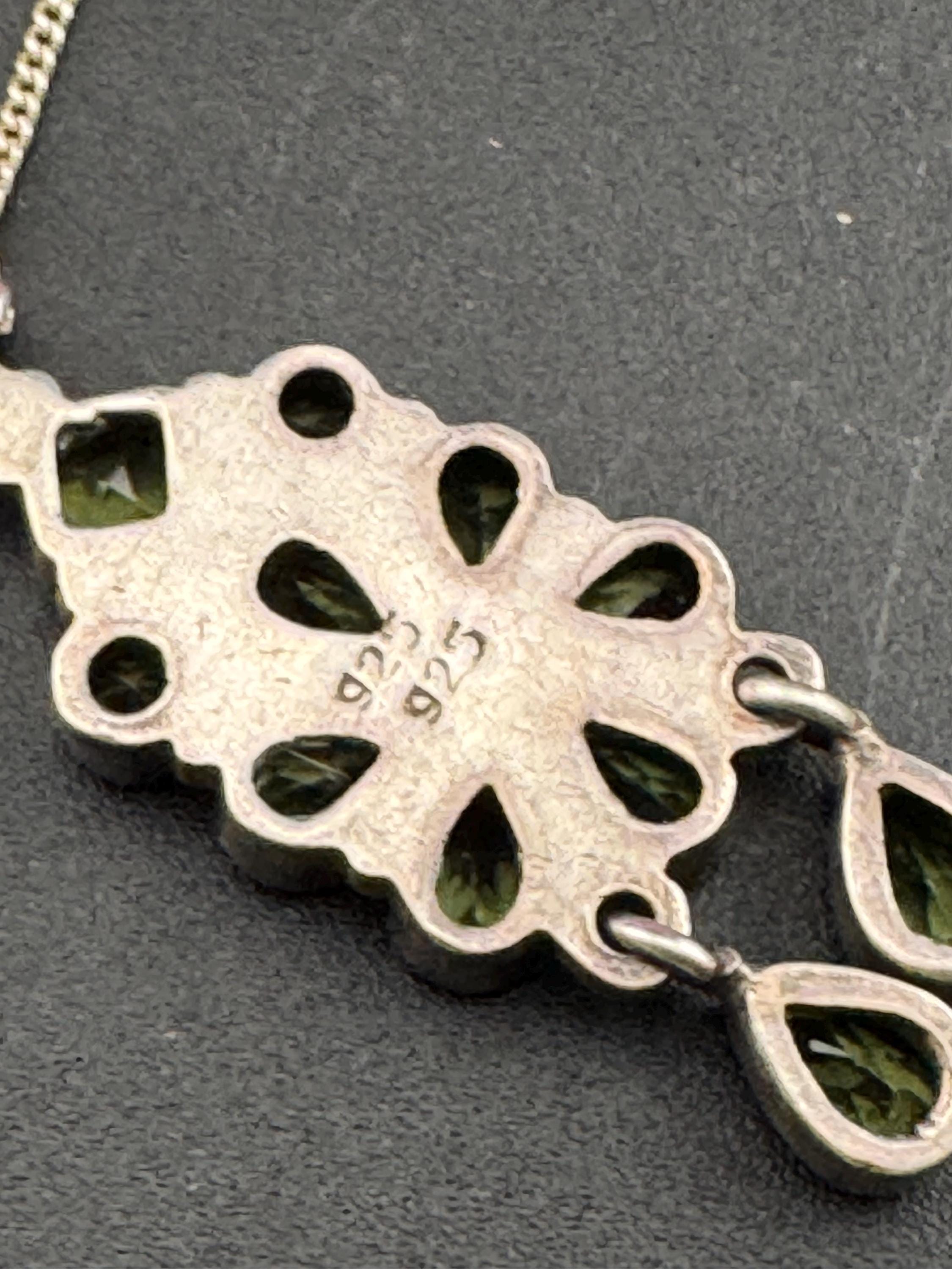 Vintage sterling silver and green peridot genstone modernist pendant necklace on 41cm 925 silver chain