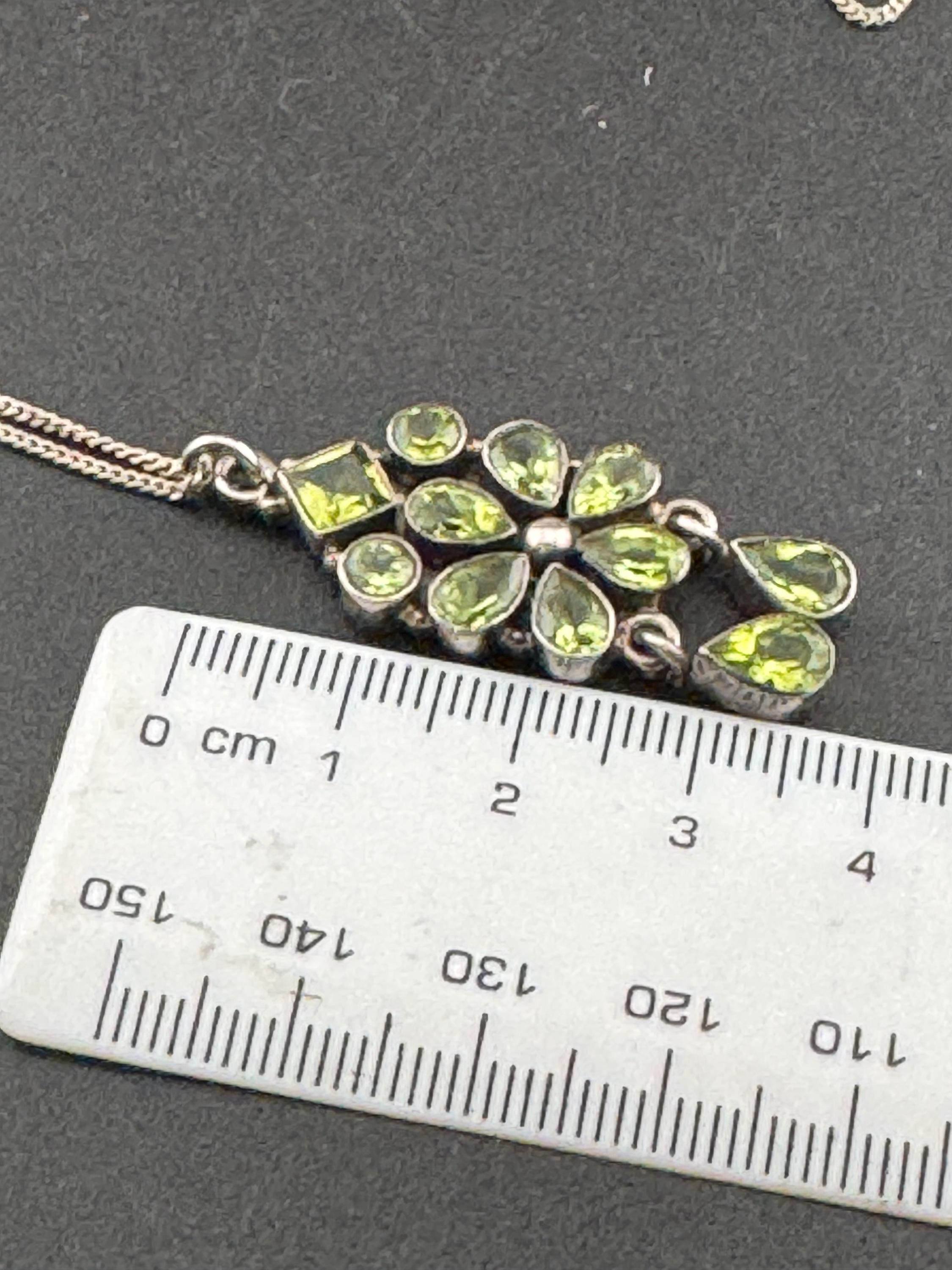 Vintage sterling silver and green peridot genstone modernist pendant necklace on 41cm 925 silver chain