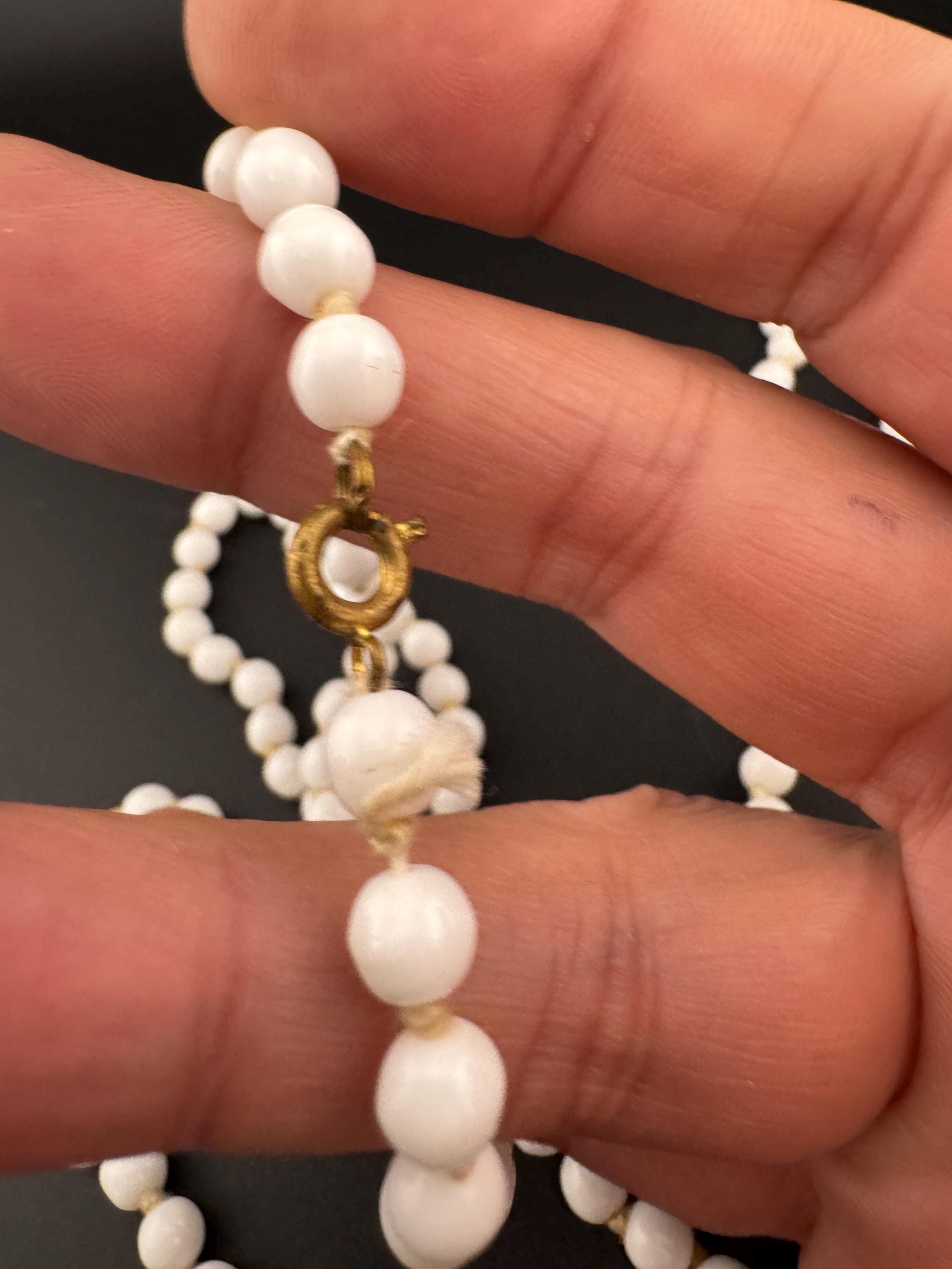 Vintage White milk glass round beaded flapper length long necklace 140cm