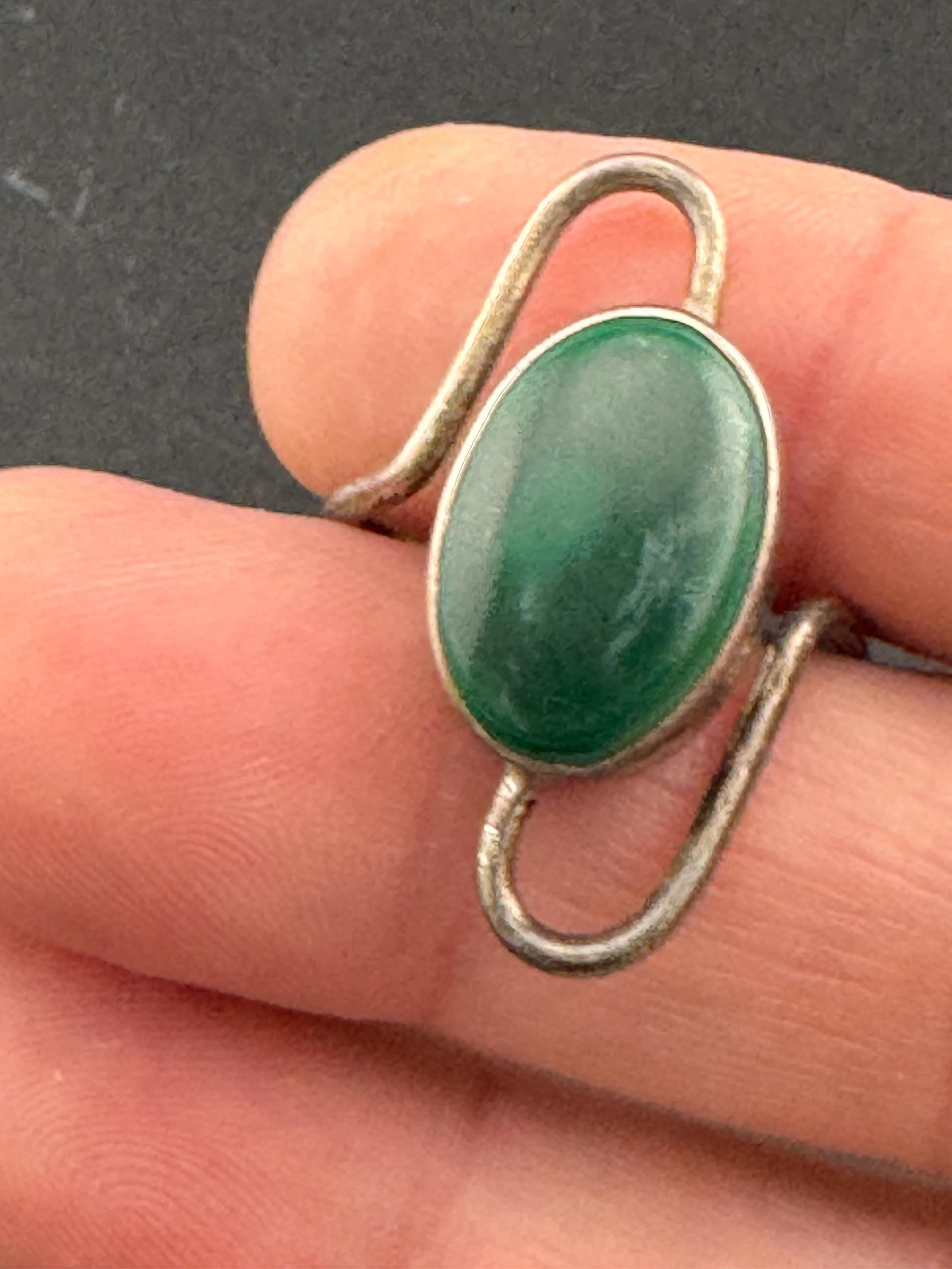 Size T Vintage 925 sterling silver green gemstone ring , brutalist modernist 1970s
