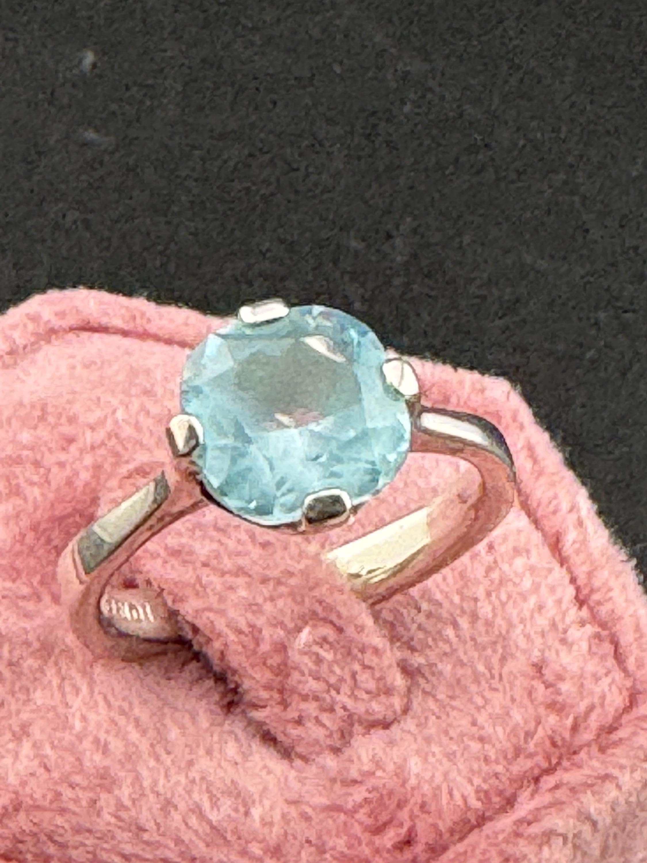 925 sterling Silver & light Blue Topaz Solitaire Ring in a Size O 1/2