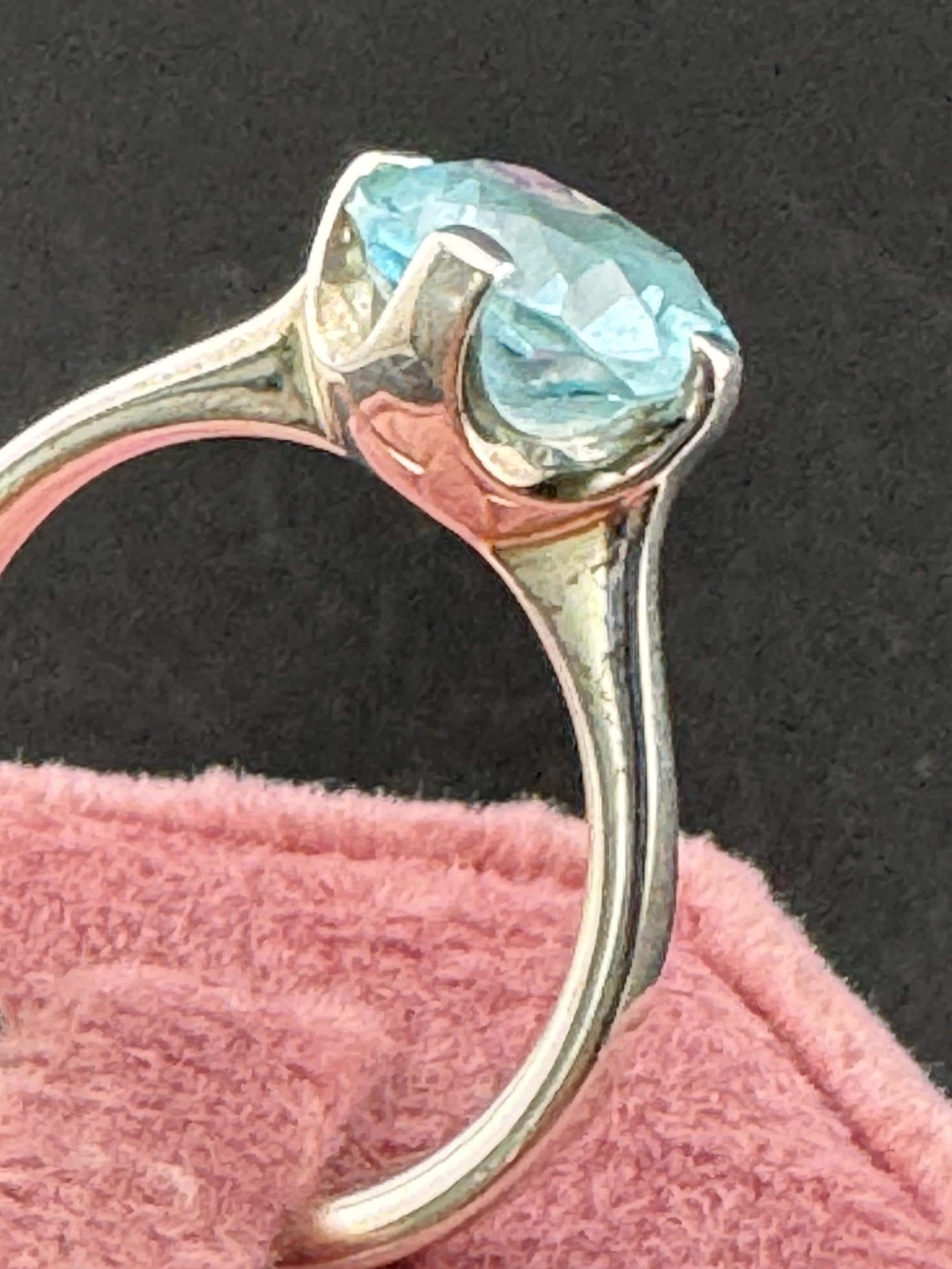 925 sterling Silver & light Blue Topaz Solitaire Ring in a Size O 1/2