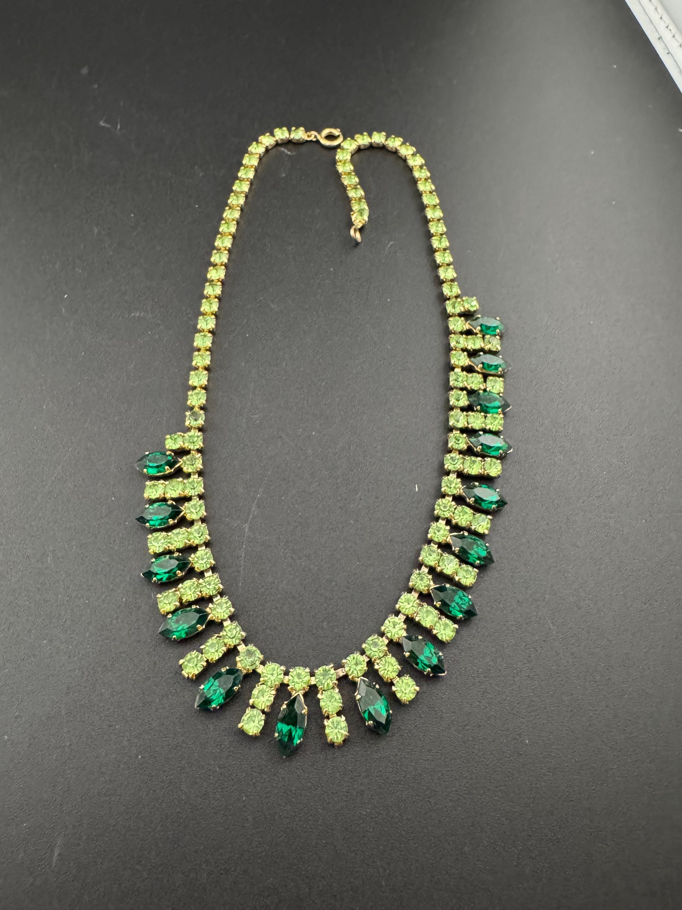 Petite 39cm Vintage diamanté emerald green rhinestone crystal silver tone party cocktail necklace
