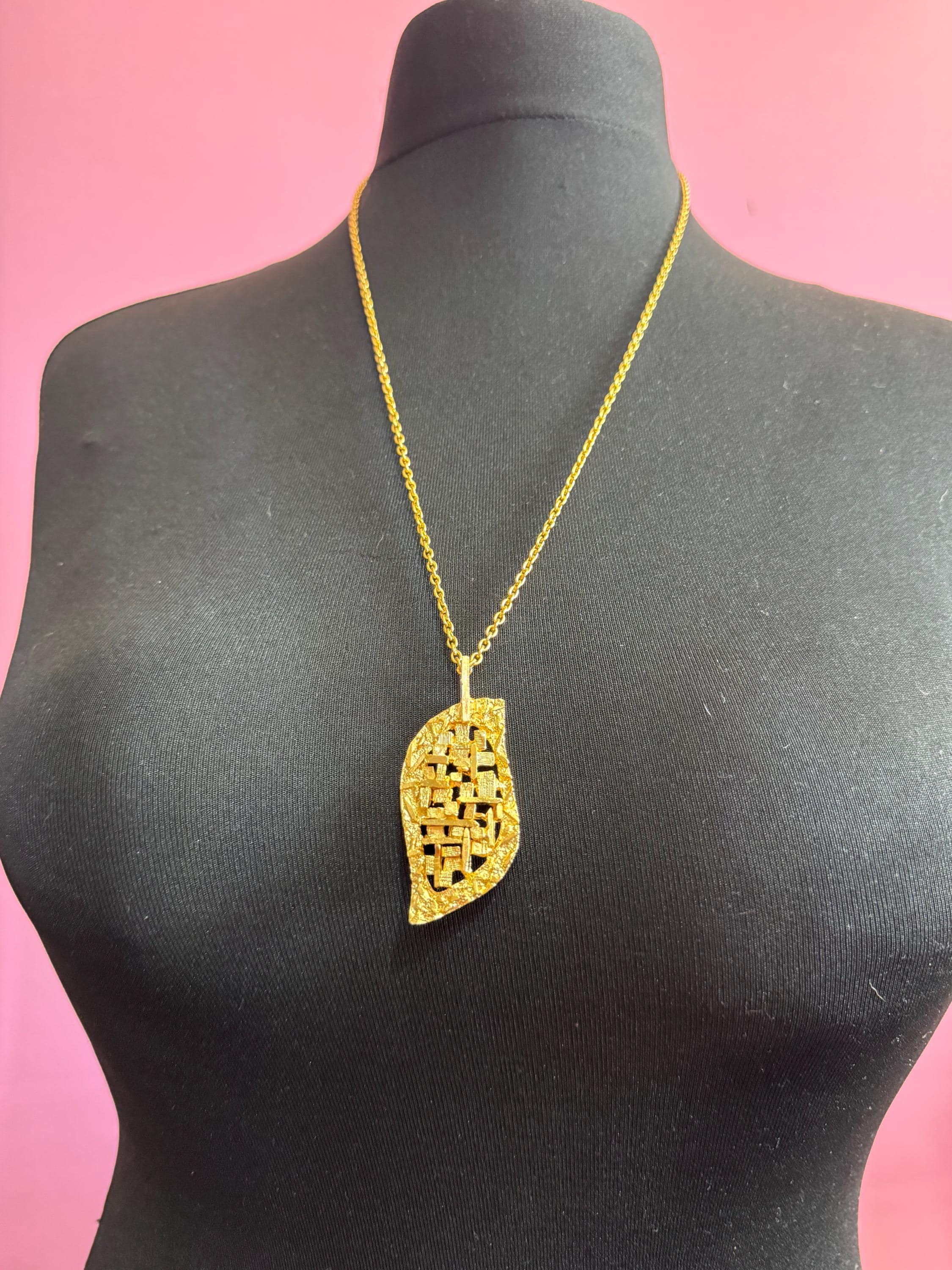 vintage Modernist gold tone brutalist abstract textured pendant necklace on 68cm chain