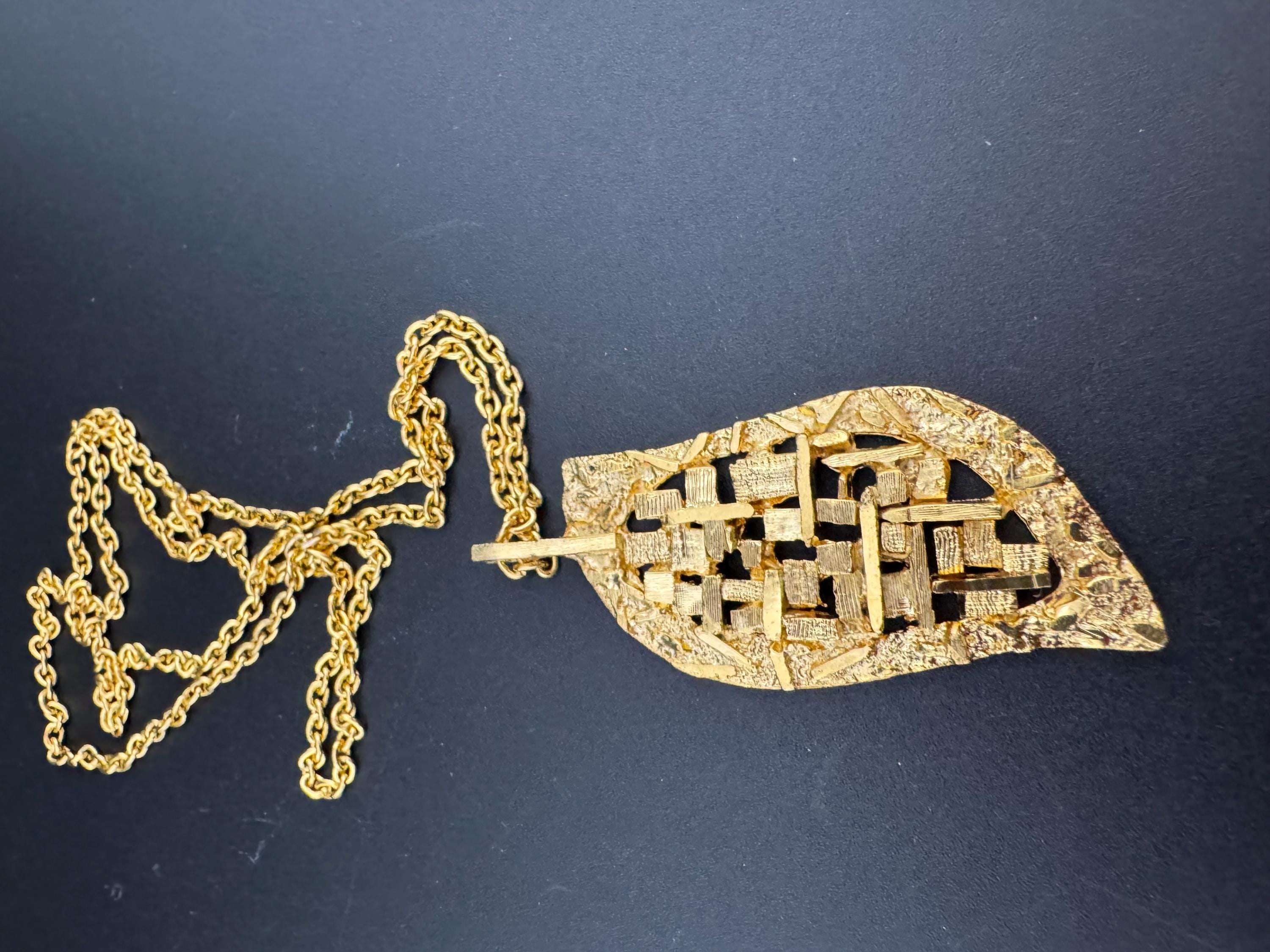 vintage Modernist gold tone brutalist abstract textured pendant necklace on 68cm chain
