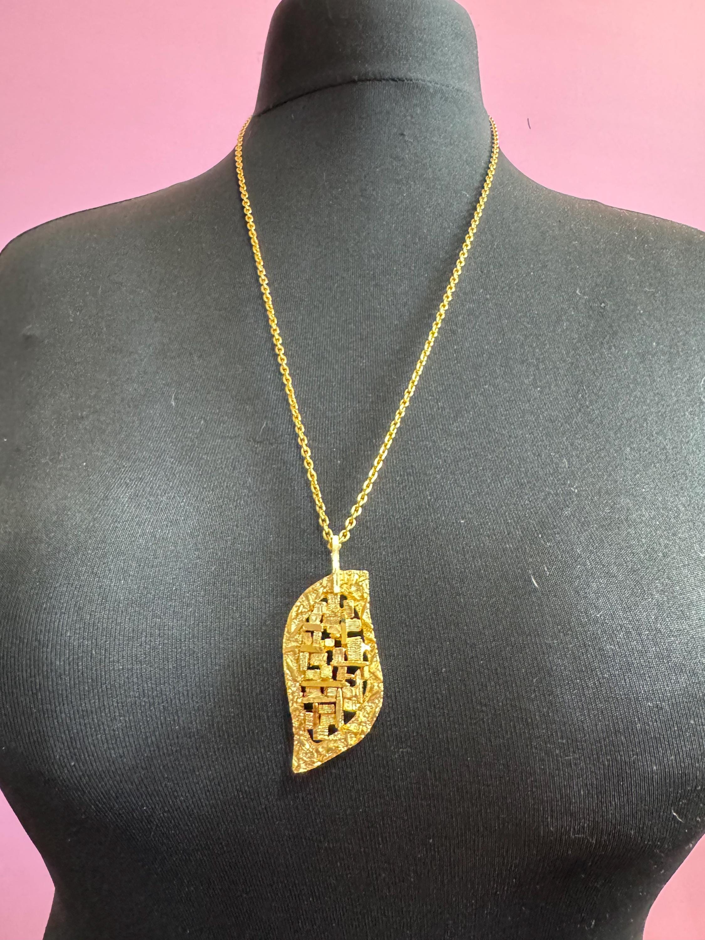vintage Modernist gold tone brutalist abstract textured pendant necklace on 68cm chain