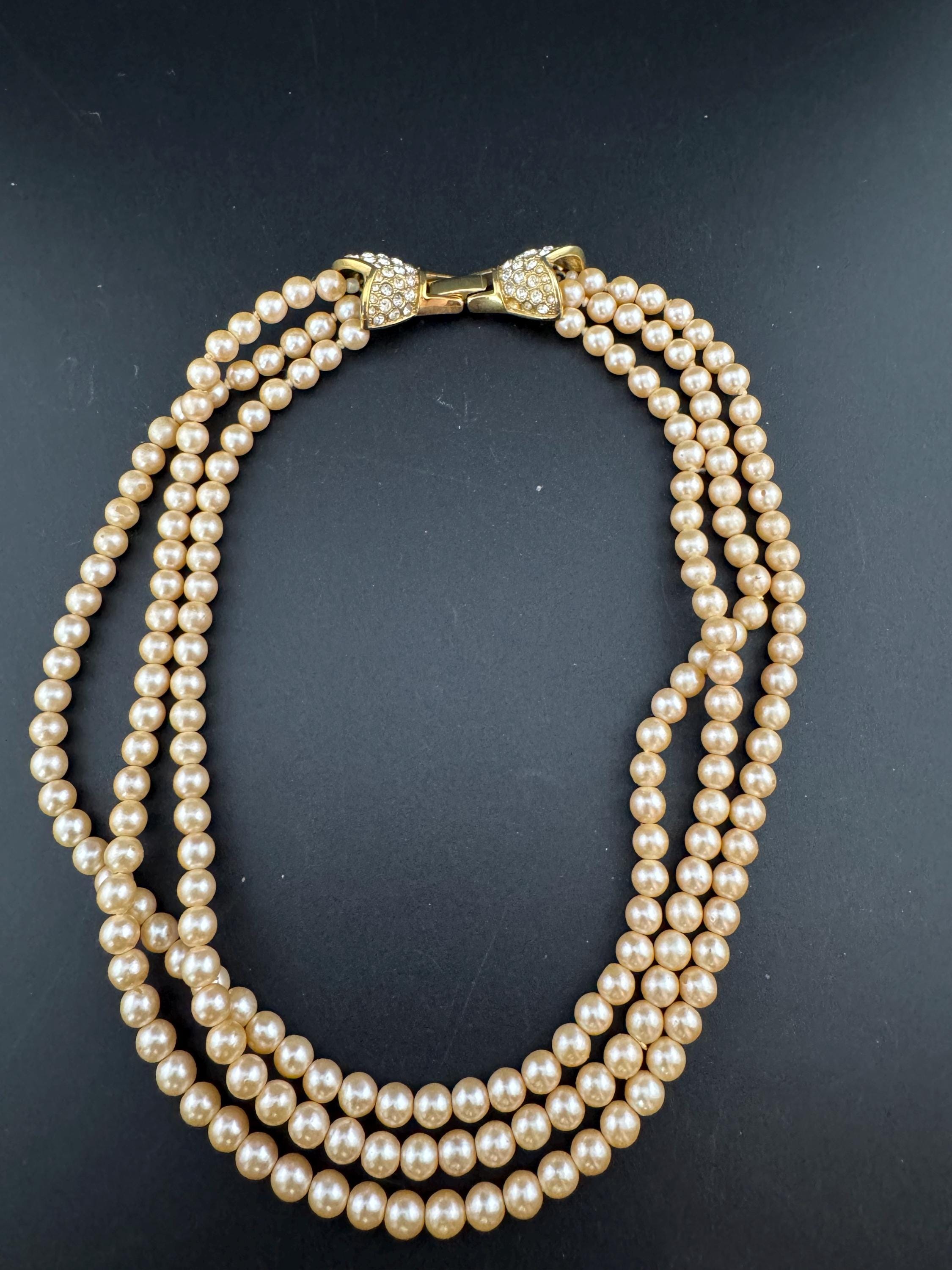Retro 4 strand row faux plastic pearl choker necklace with large gold tone clear oversized clasp 43cm