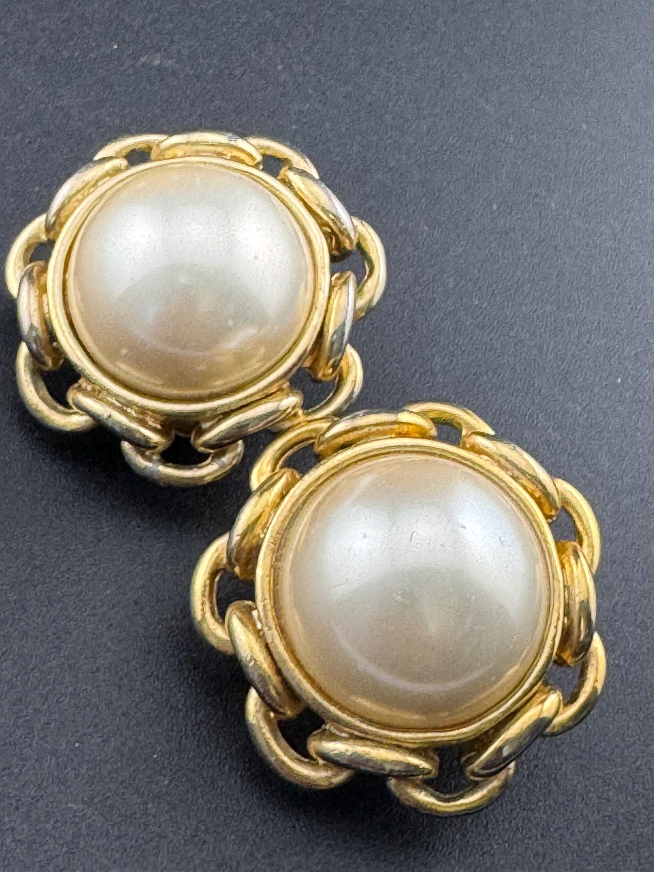 Vintage Chain link rope edge round faux Pearl clip on earrings
