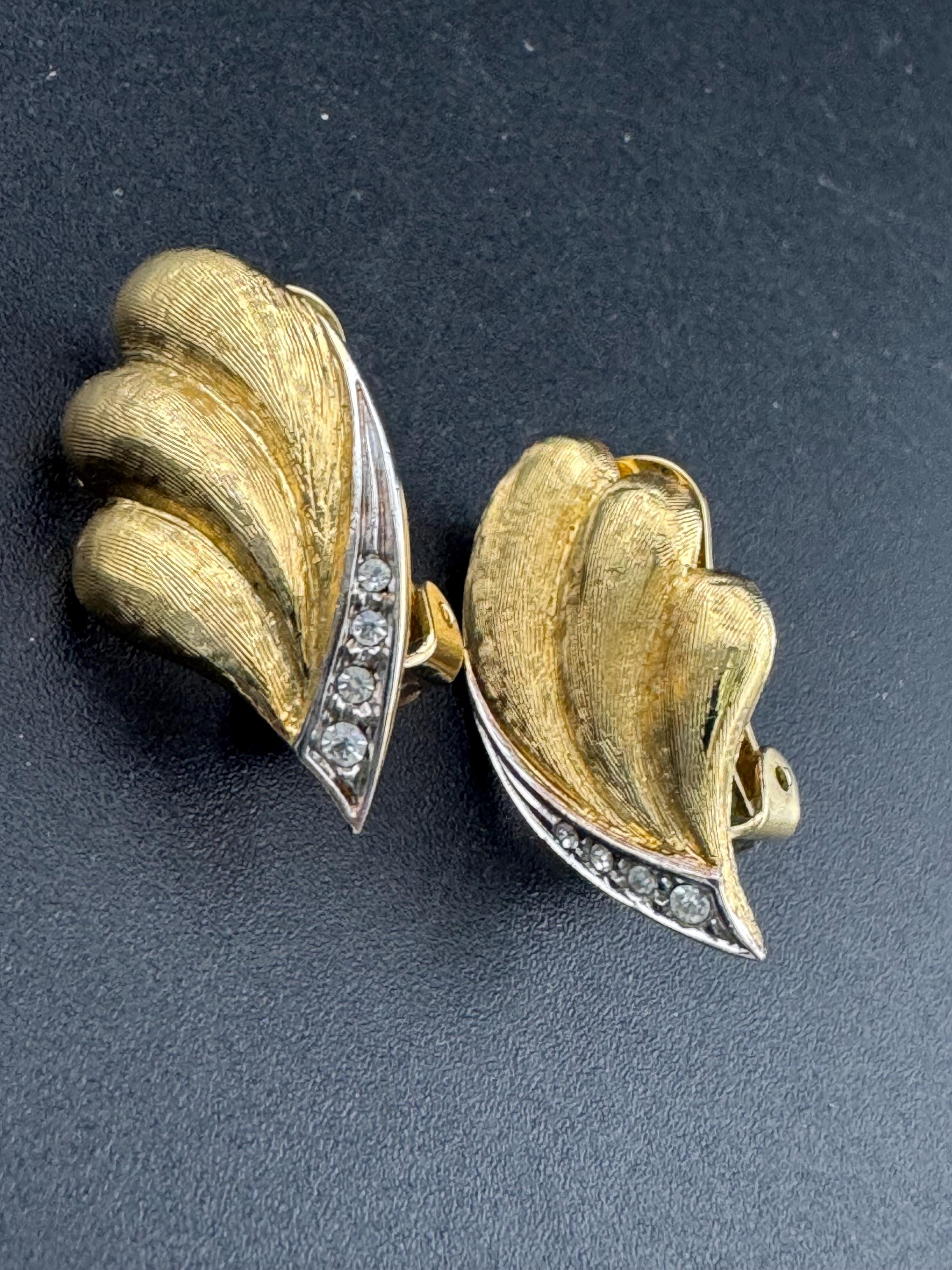 Vintage 2.5cm abstract scalloped brushed metal diamanté crystal clip on earrings gold tone