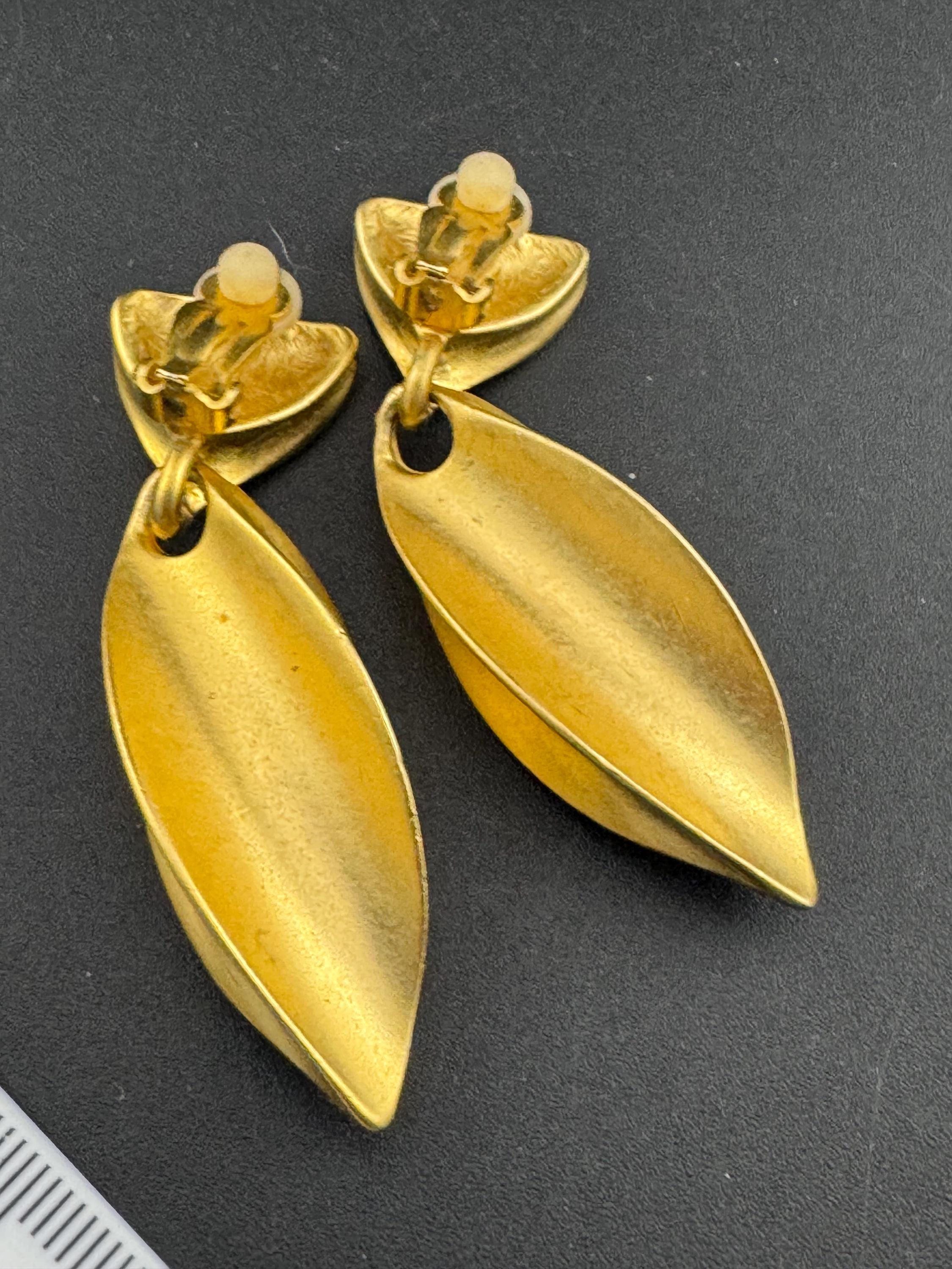 Matt yellow gold tone Etruscan style dangly drop clip on earrings