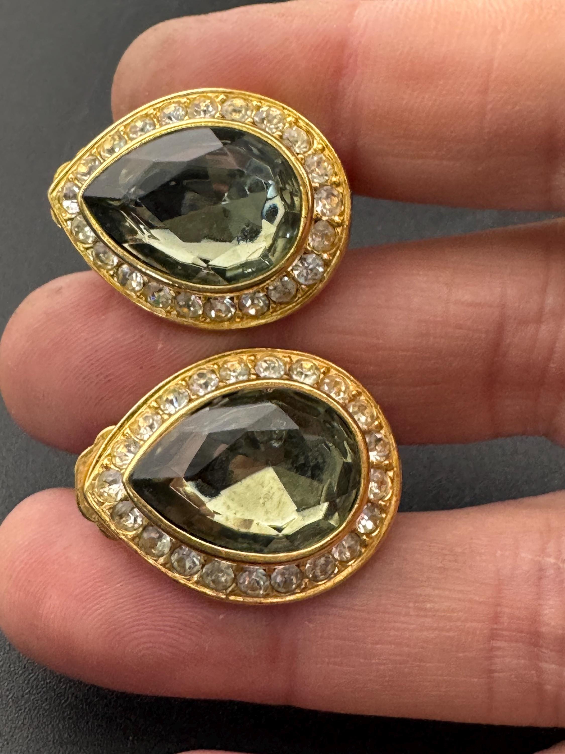 2.5cm soft grey coloured and clear crystal teardrop clip on earrings 1980s gold tone
