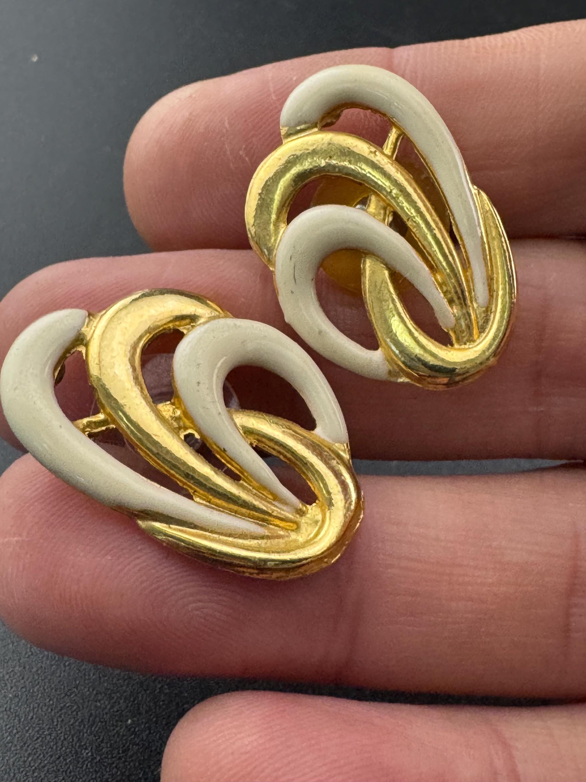 Vintage 1980s nude neutral cream enamel studs for pierced ears stud earrings gold tone high end