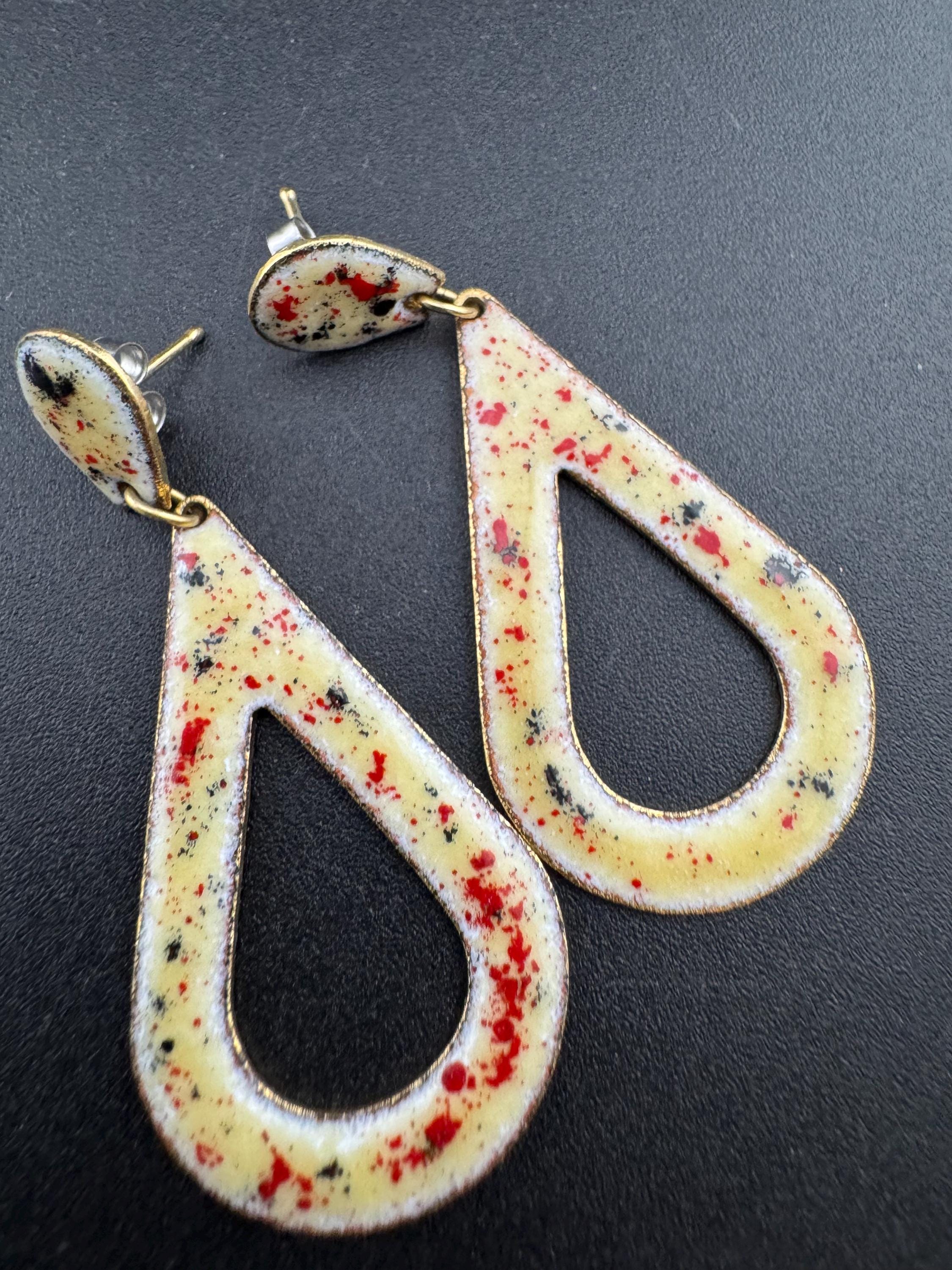 Vintage 80s. Buttermilk cream yellow enamel gold tone teardrop dangly earrings for pierced ears