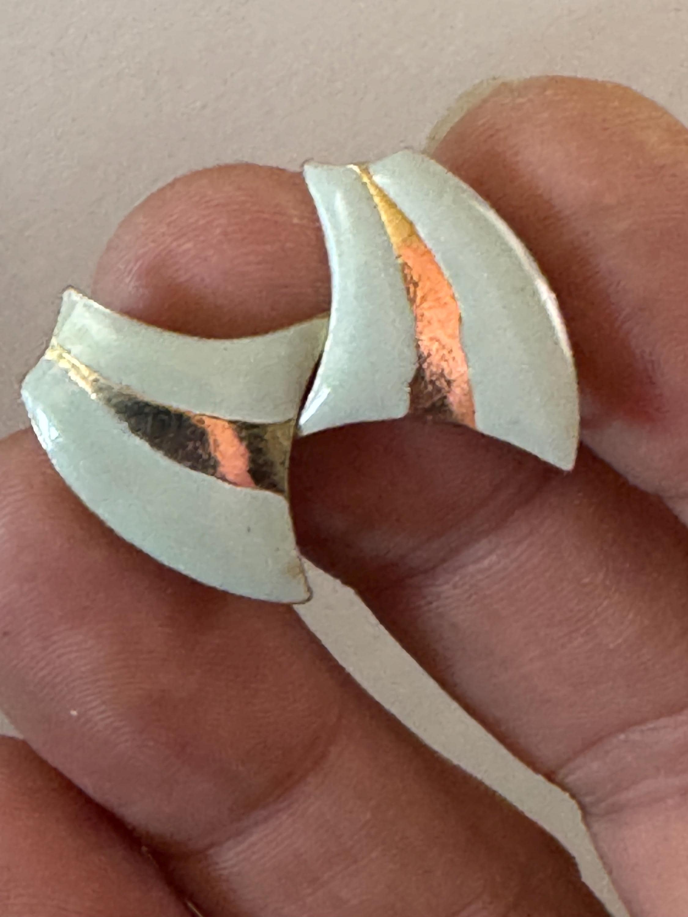 Vintage small Gold tone putty light grey enamel large abstrsct Clip on earrings 1980s 1990s