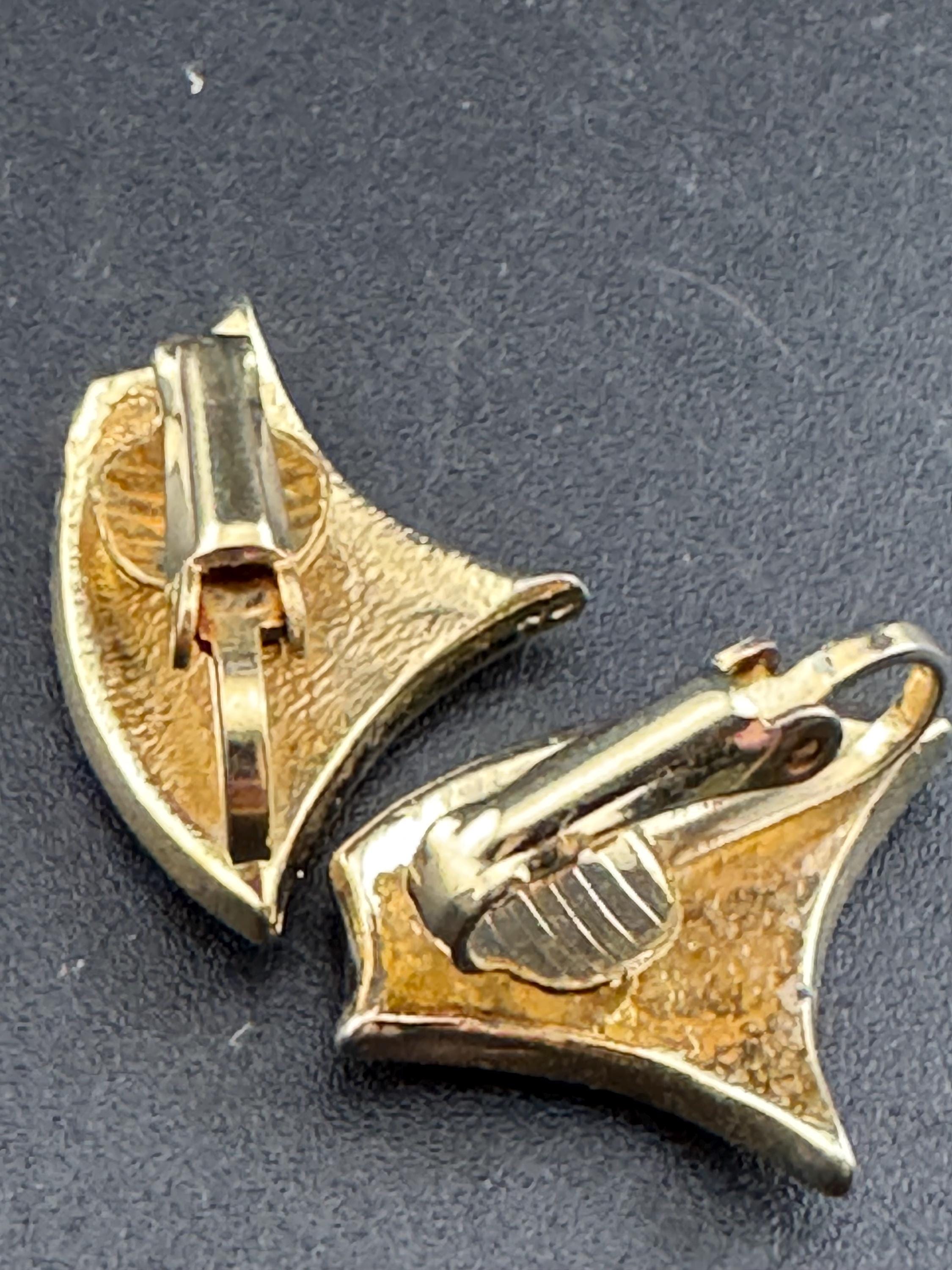 Vintage small Gold tone putty light grey enamel large abstrsct Clip on earrings 1980s 1990s