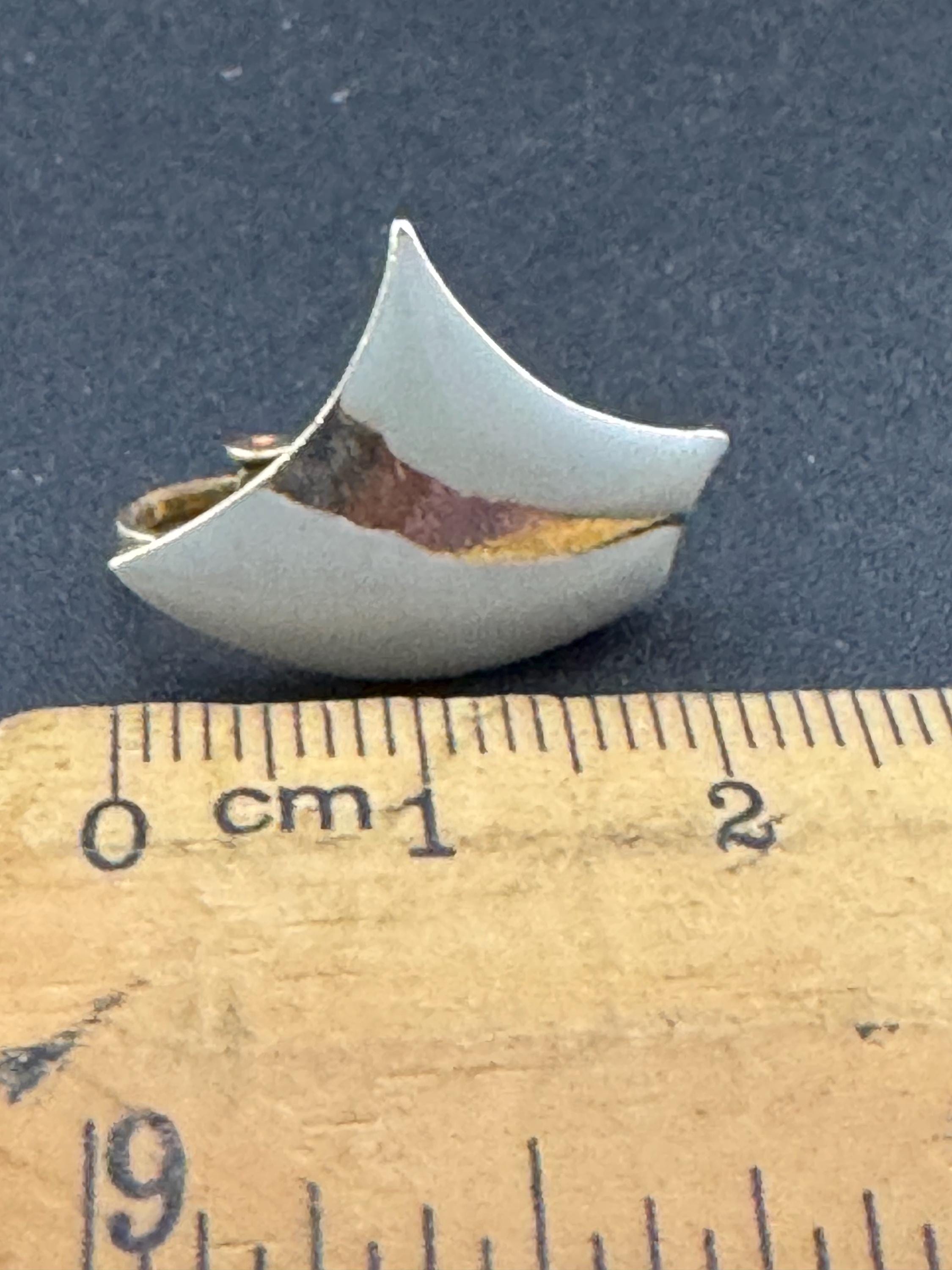 Vintage small Gold tone putty light grey enamel large abstrsct Clip on earrings 1980s 1990s