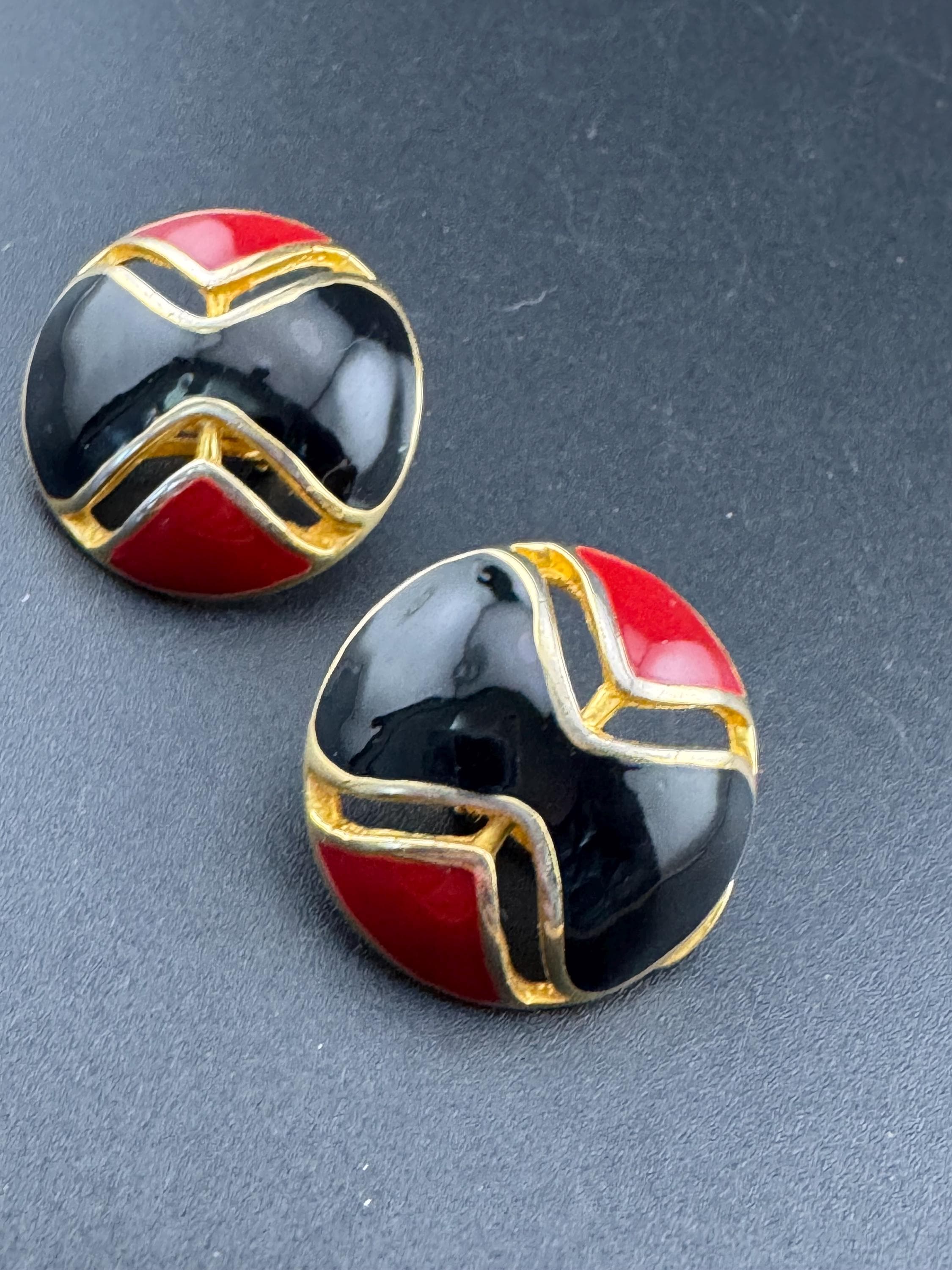 Vintage round dark red and black enamel gold tone  classic round domed clip on stud earrings 3cm