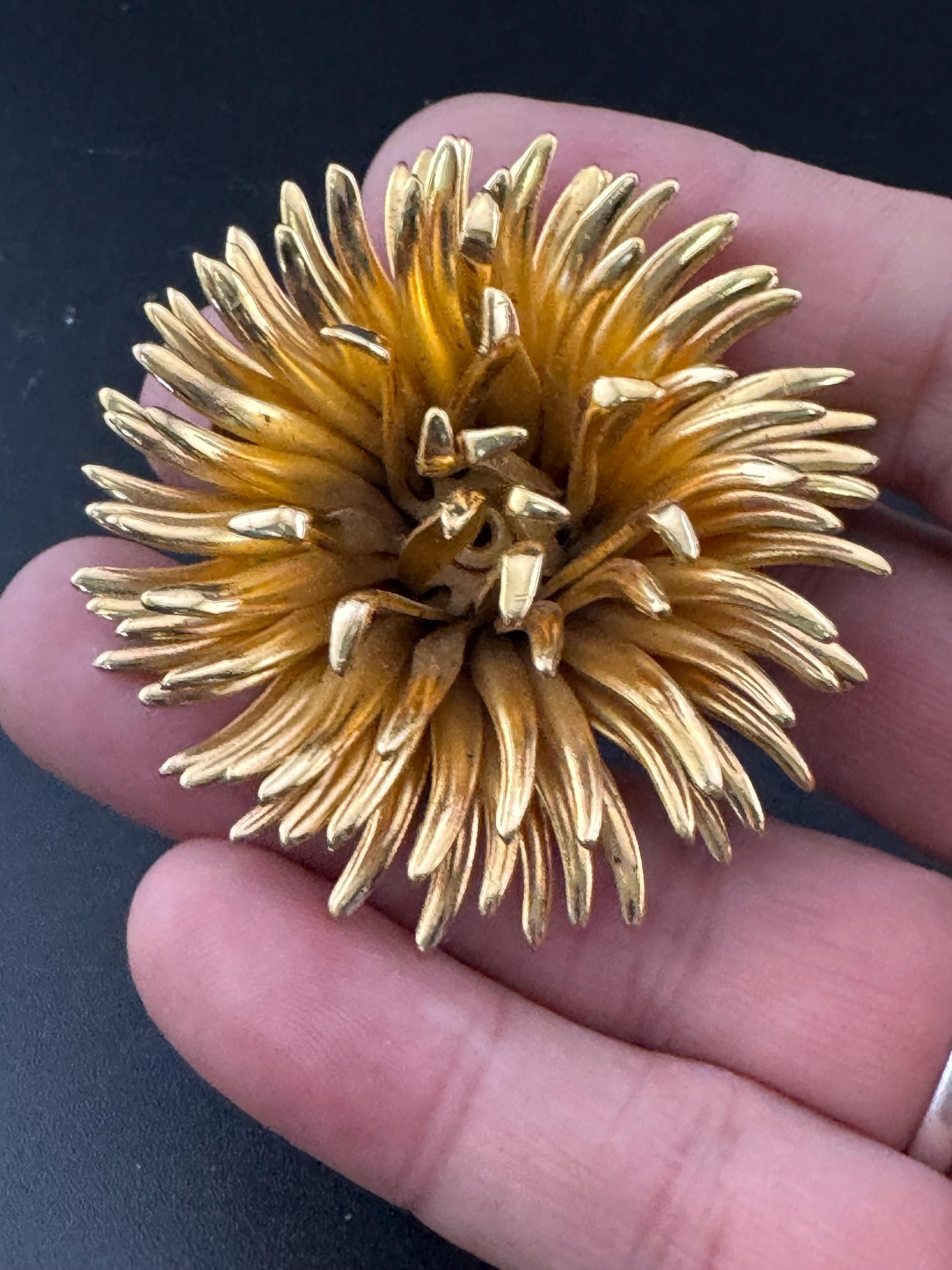 vintage modernist mid century gold tone abstract floral dahlia domed head brooch large 5cm roll clasp 1960s 1970s brutalist modern