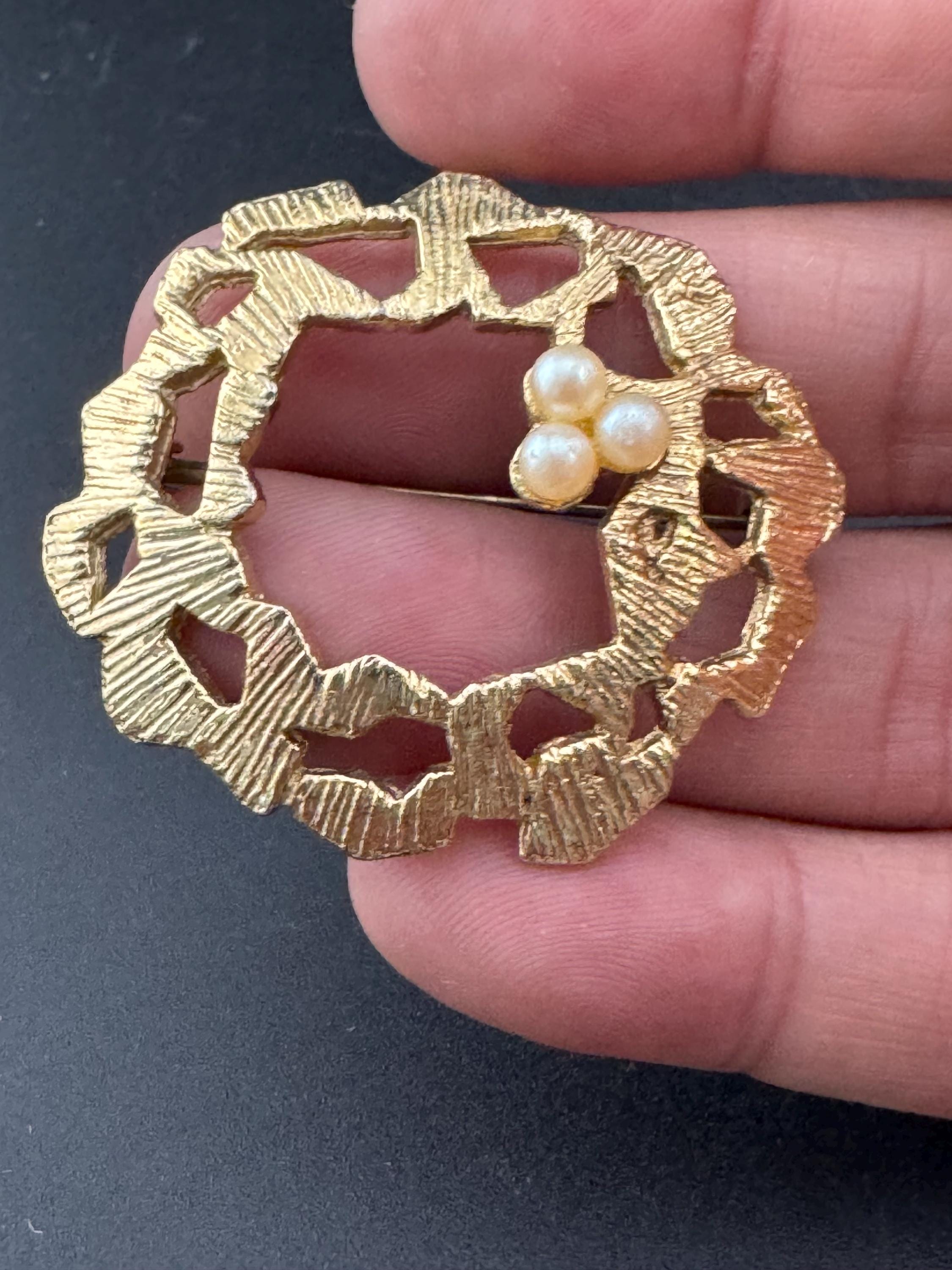 Vintage gold plated mid century abstract brutalist modernist faux Pearl brooch