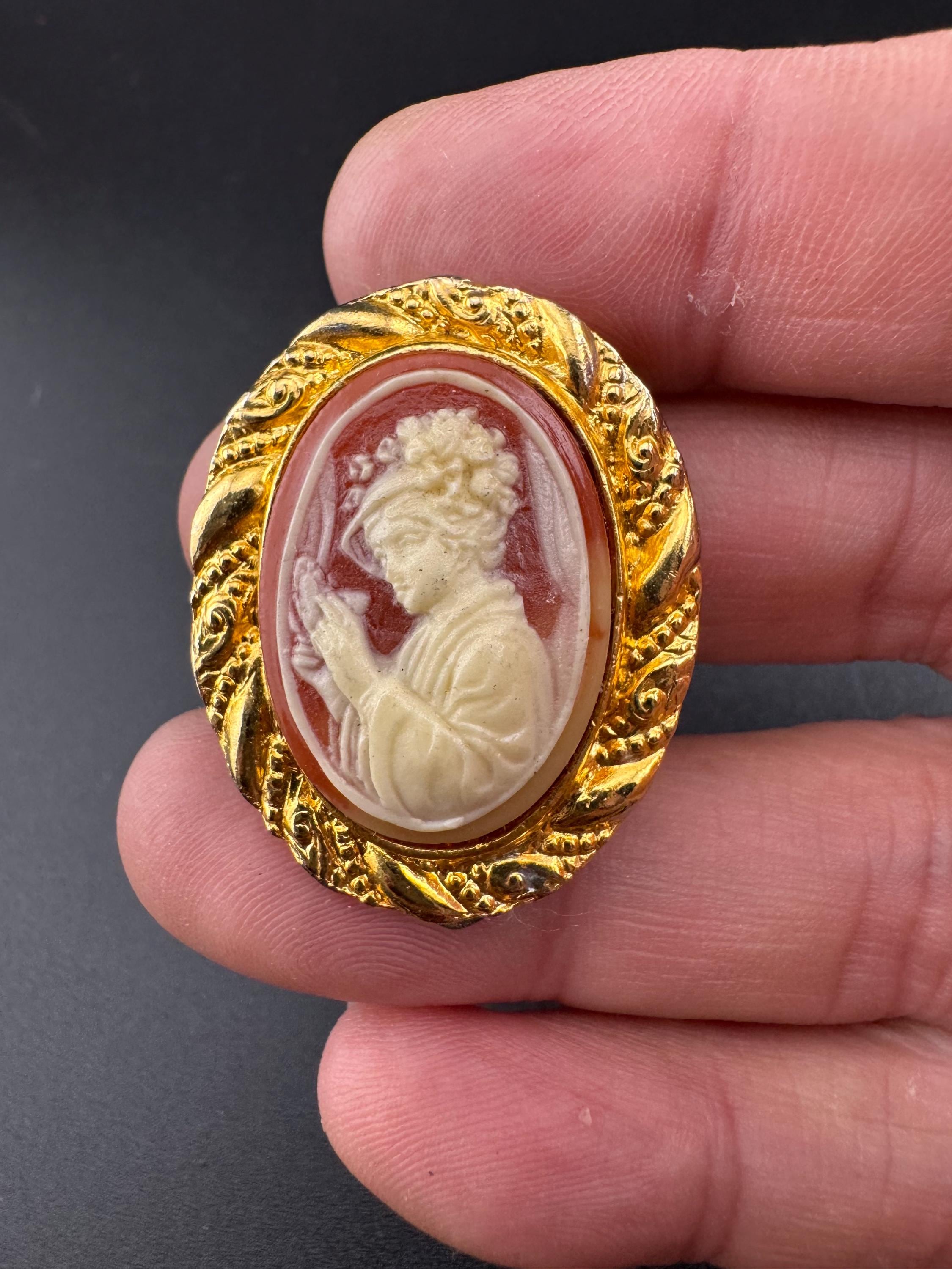 Vintage Figural resin Cameo Lady gold Tone Scarf Ring Clip Holder  1960s 1970s 1980s