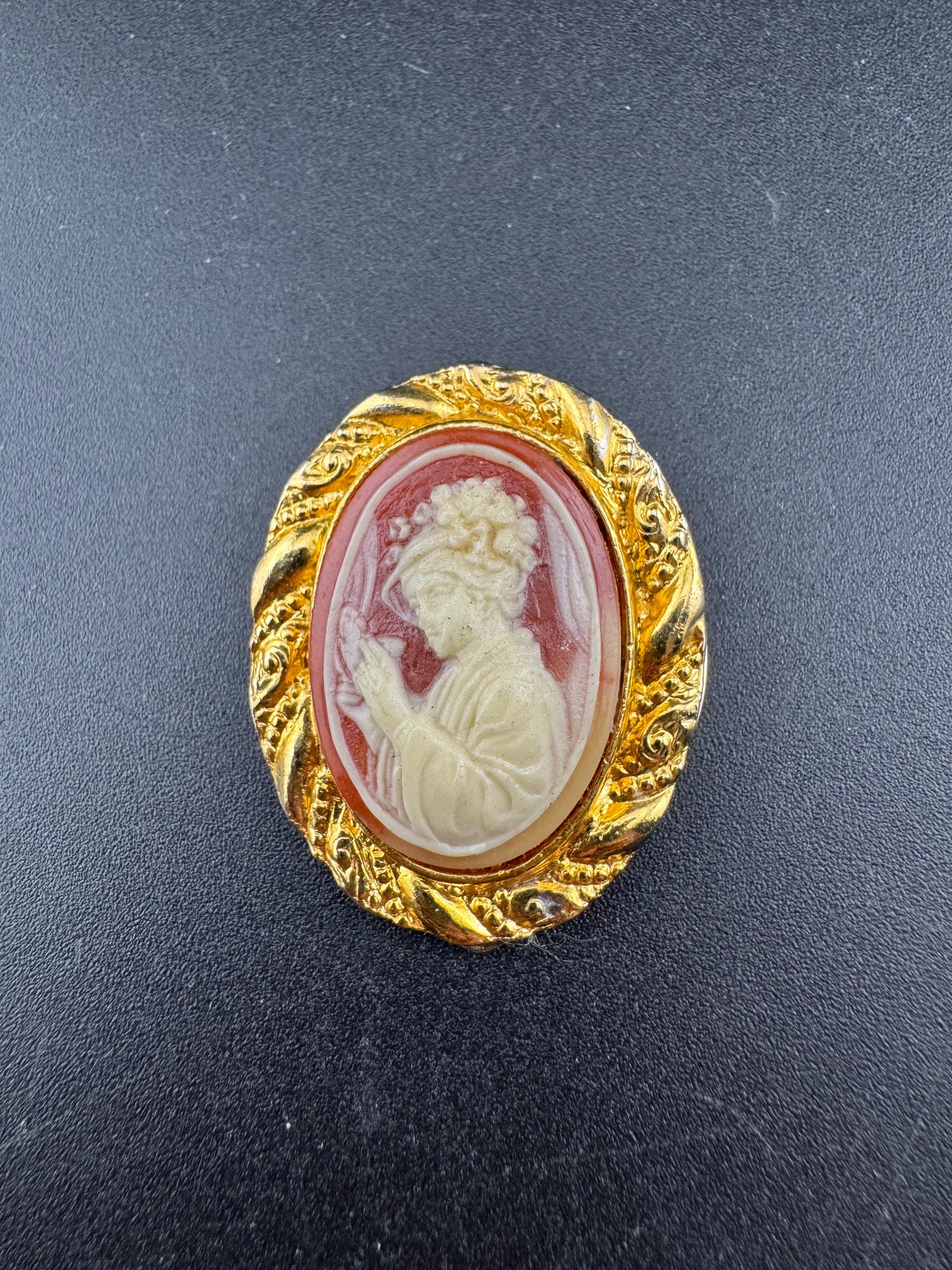 Vintage Figural resin Cameo Lady gold Tone Scarf Ring Clip Holder  1960s 1970s 1980s