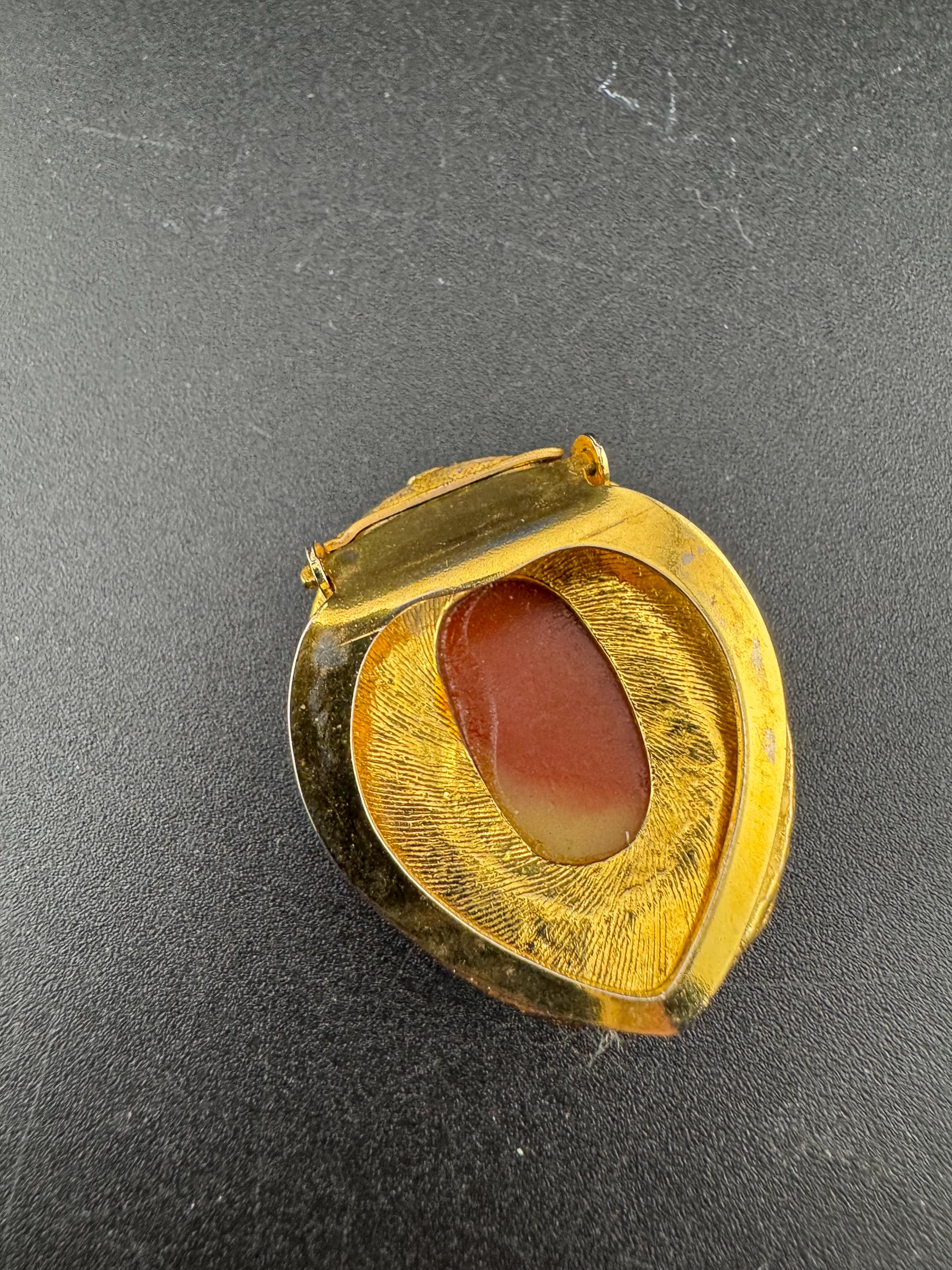 Vintage Figural resin Cameo Lady gold Tone Scarf Ring Clip Holder  1960s 1970s 1980s
