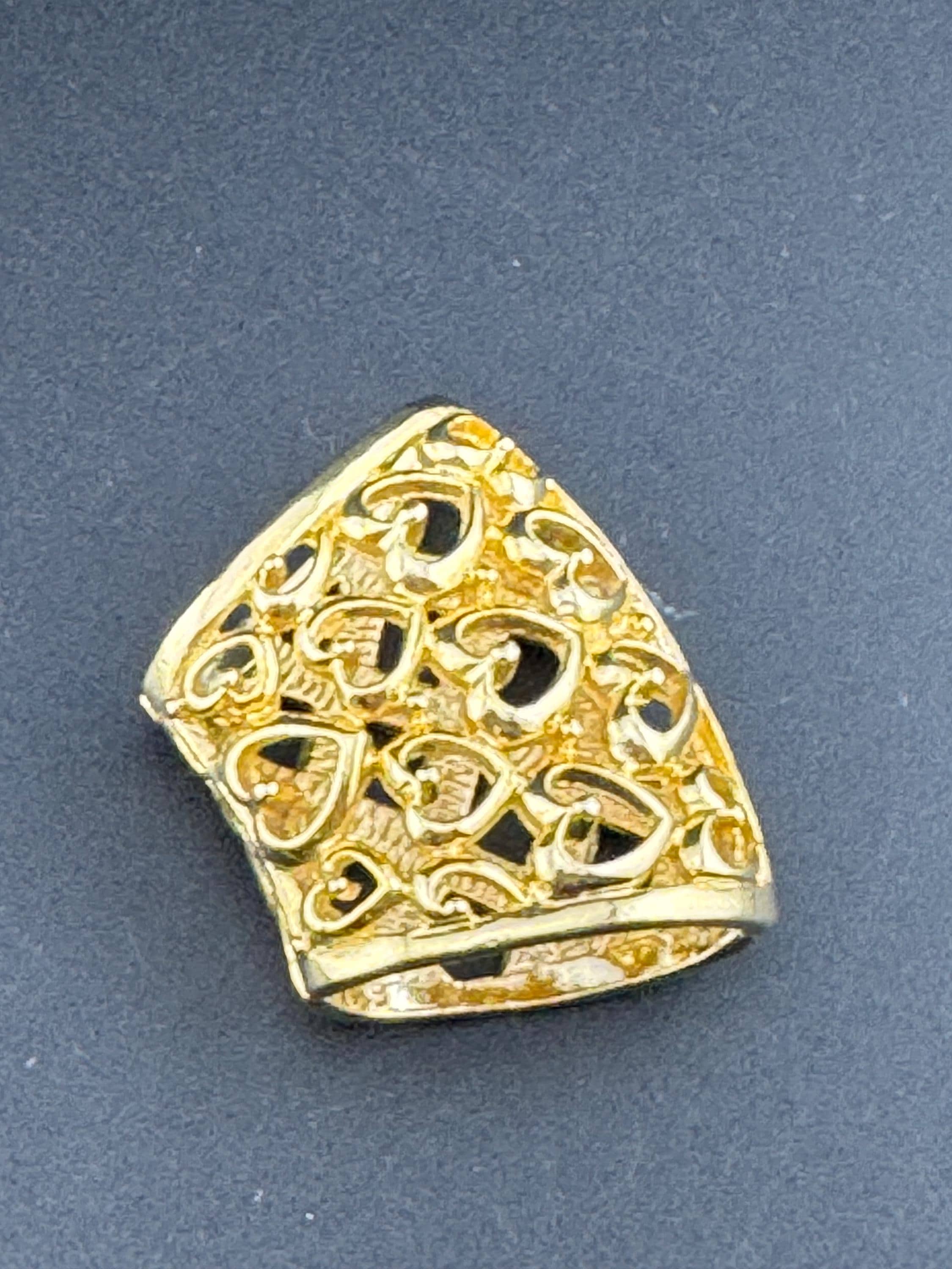 1980s classic Gold Tone open work reversible Scarf ring woven or hearts each side
