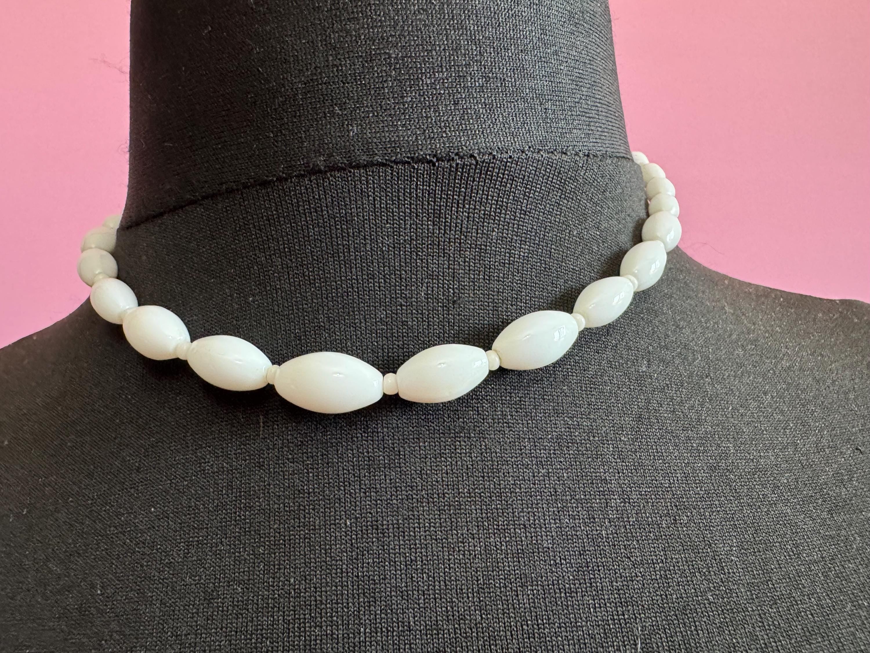 Vintage White milk glass oval beaded necklace 43cm